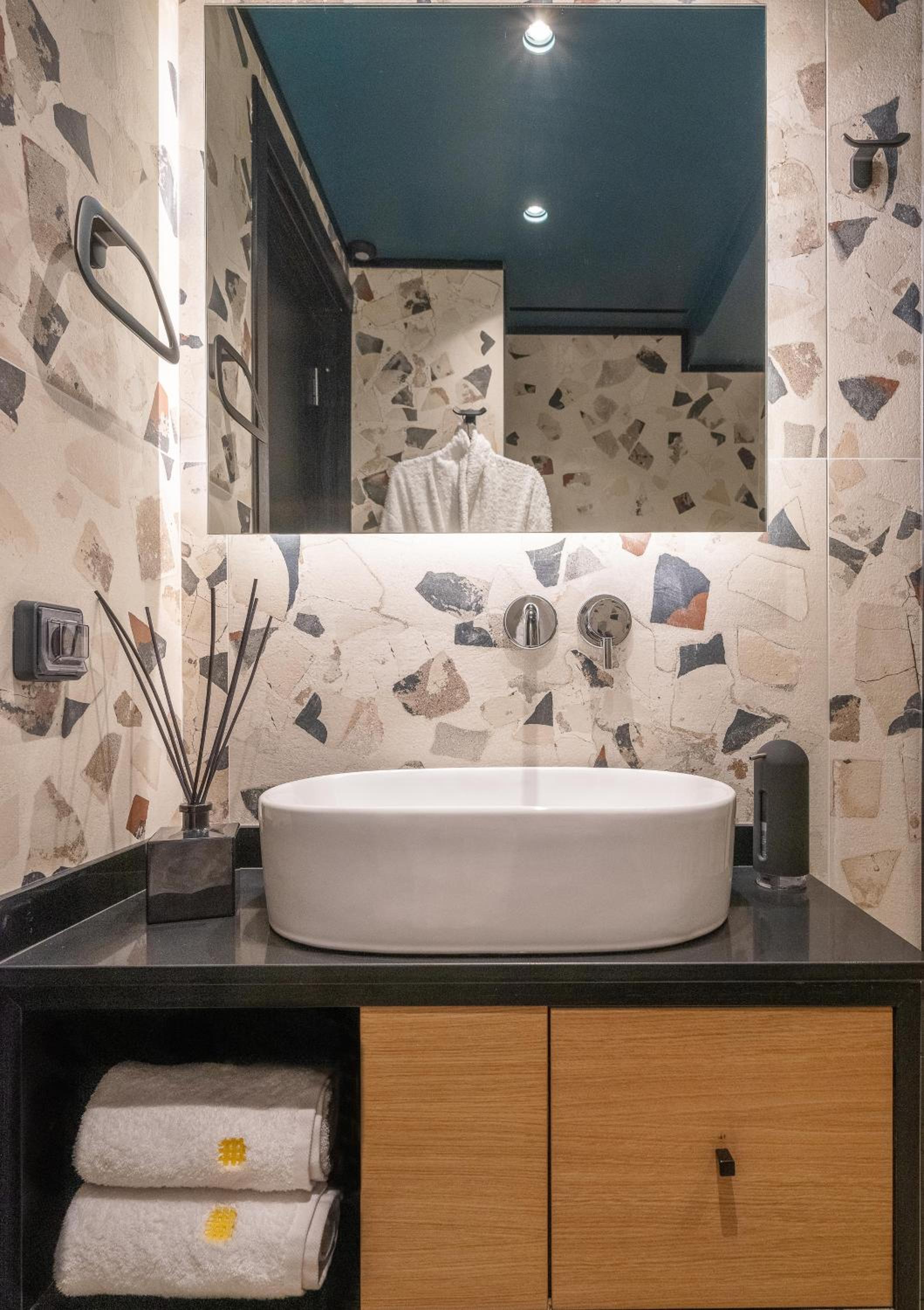 Deluxe City Escape Suite - Photo 9