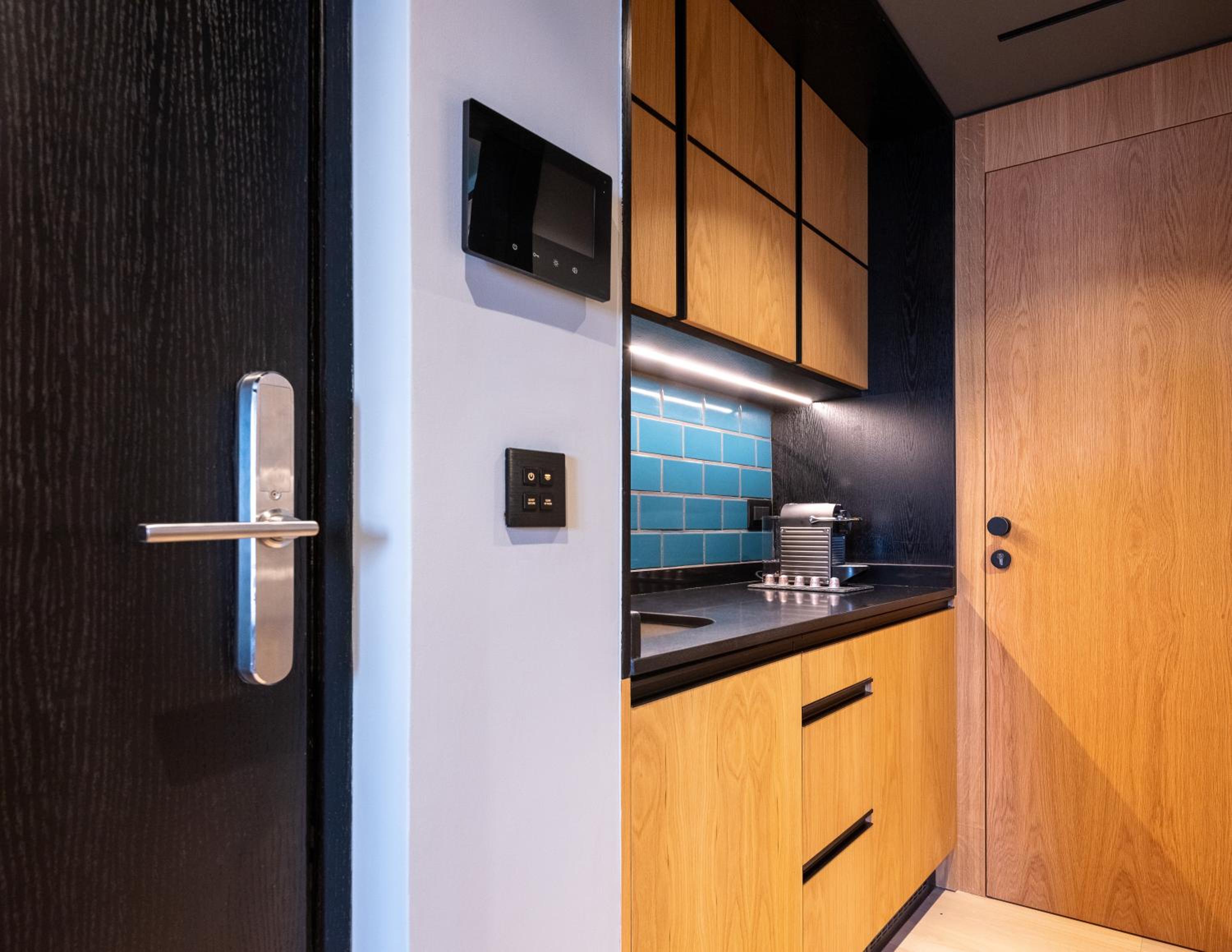 Deluxe City Escape Suite - Photo 11