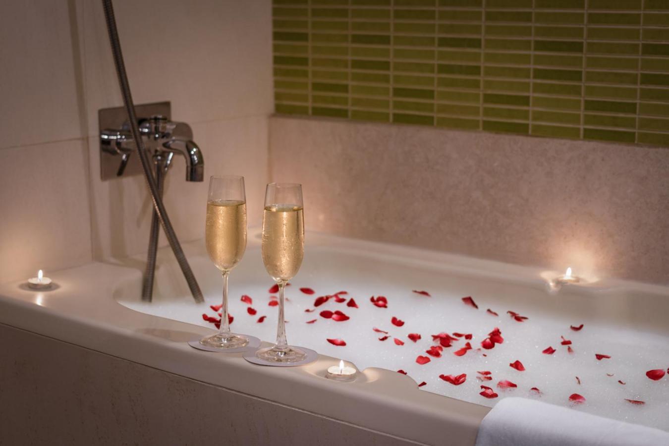 Junior Suite - 1 King Bed with Happy Hours-1+1 offer on Alcoholic Beverages, 15% Off on Laundry service, Complimentary In-Room Refreshments featuring Cookie Platter , 15% off on Food & Beverage services photo 3