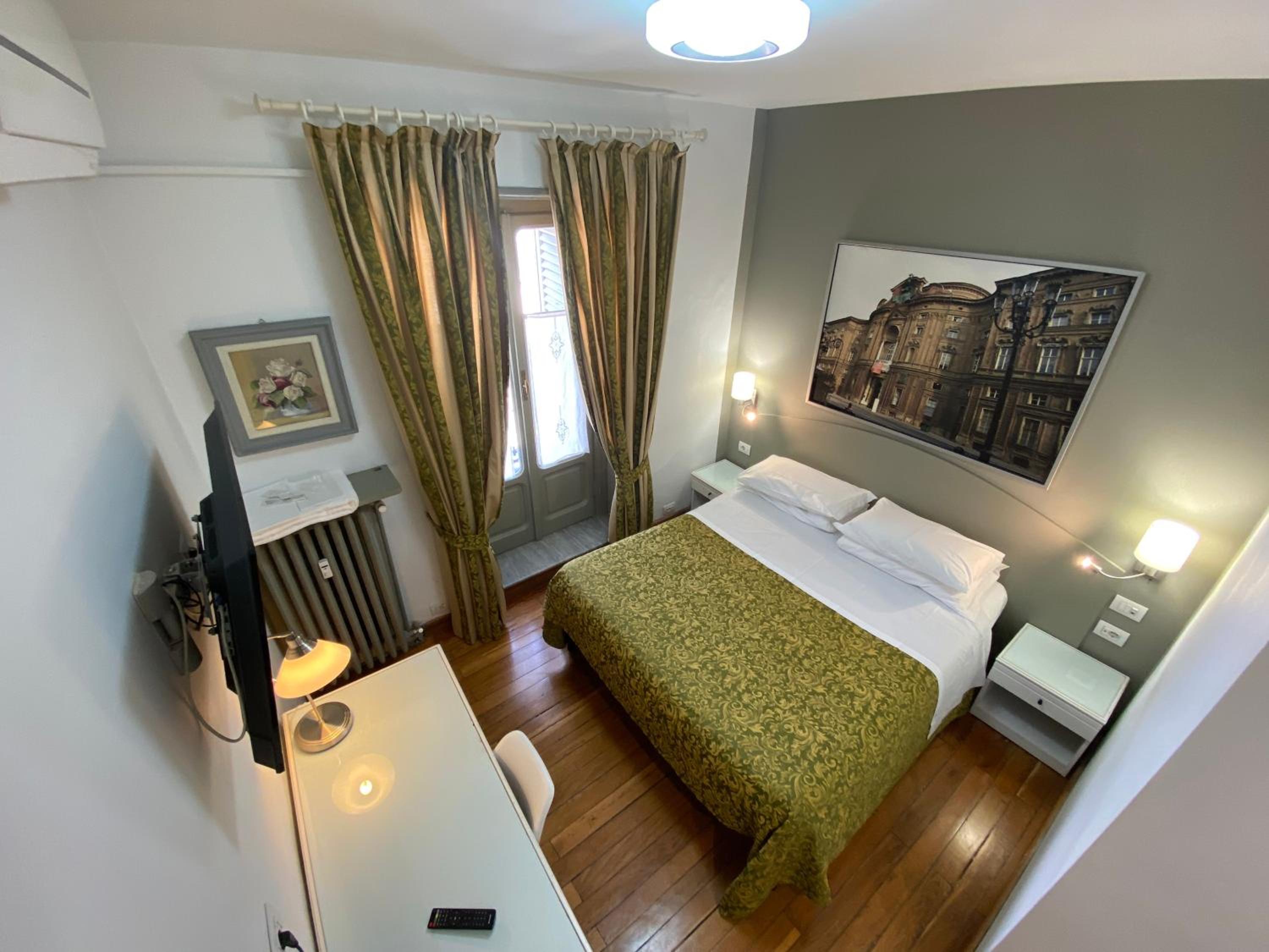Double Room with Balcony - Photo 8