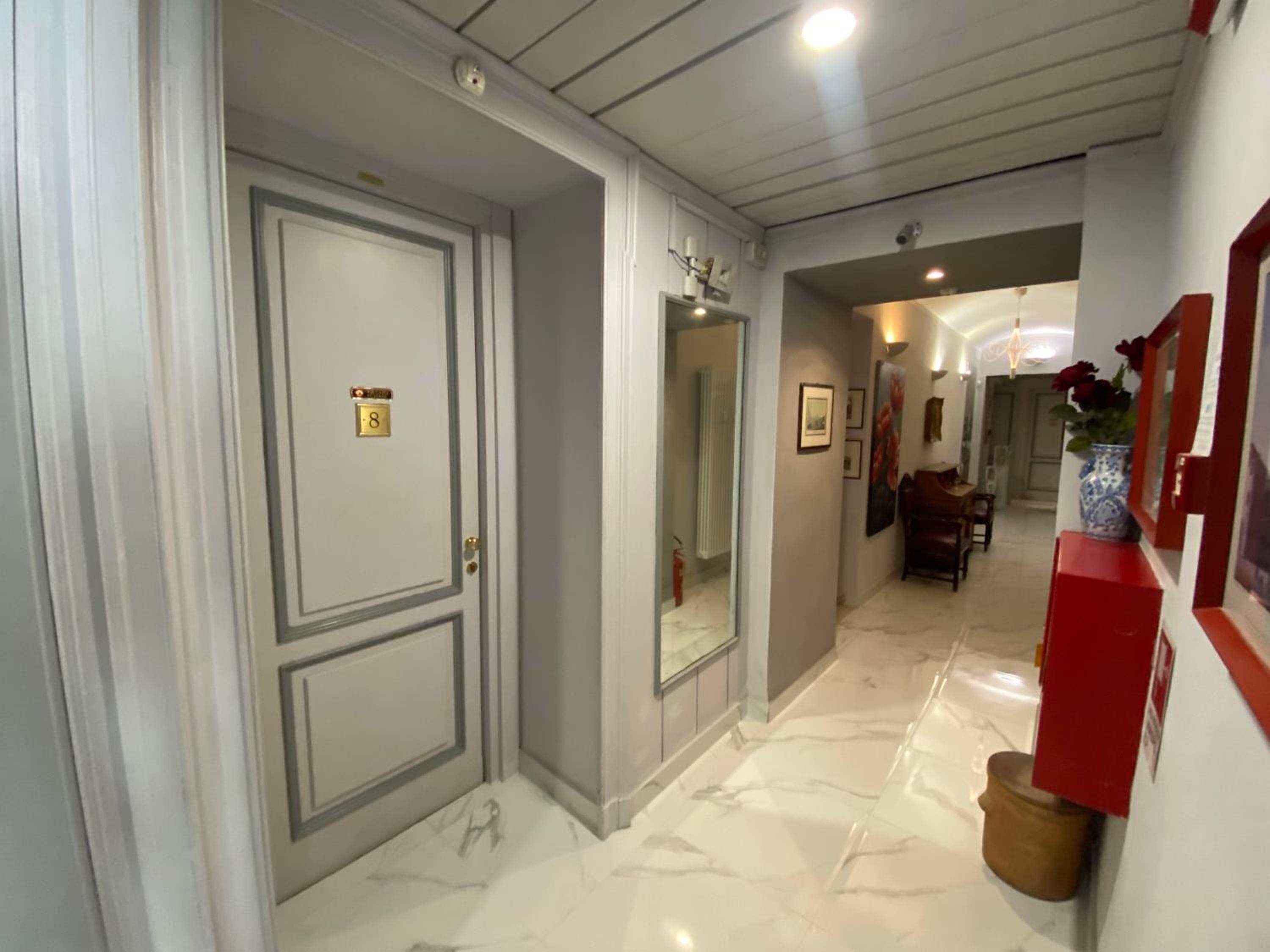 Double Room with Balcony - Photo 11
