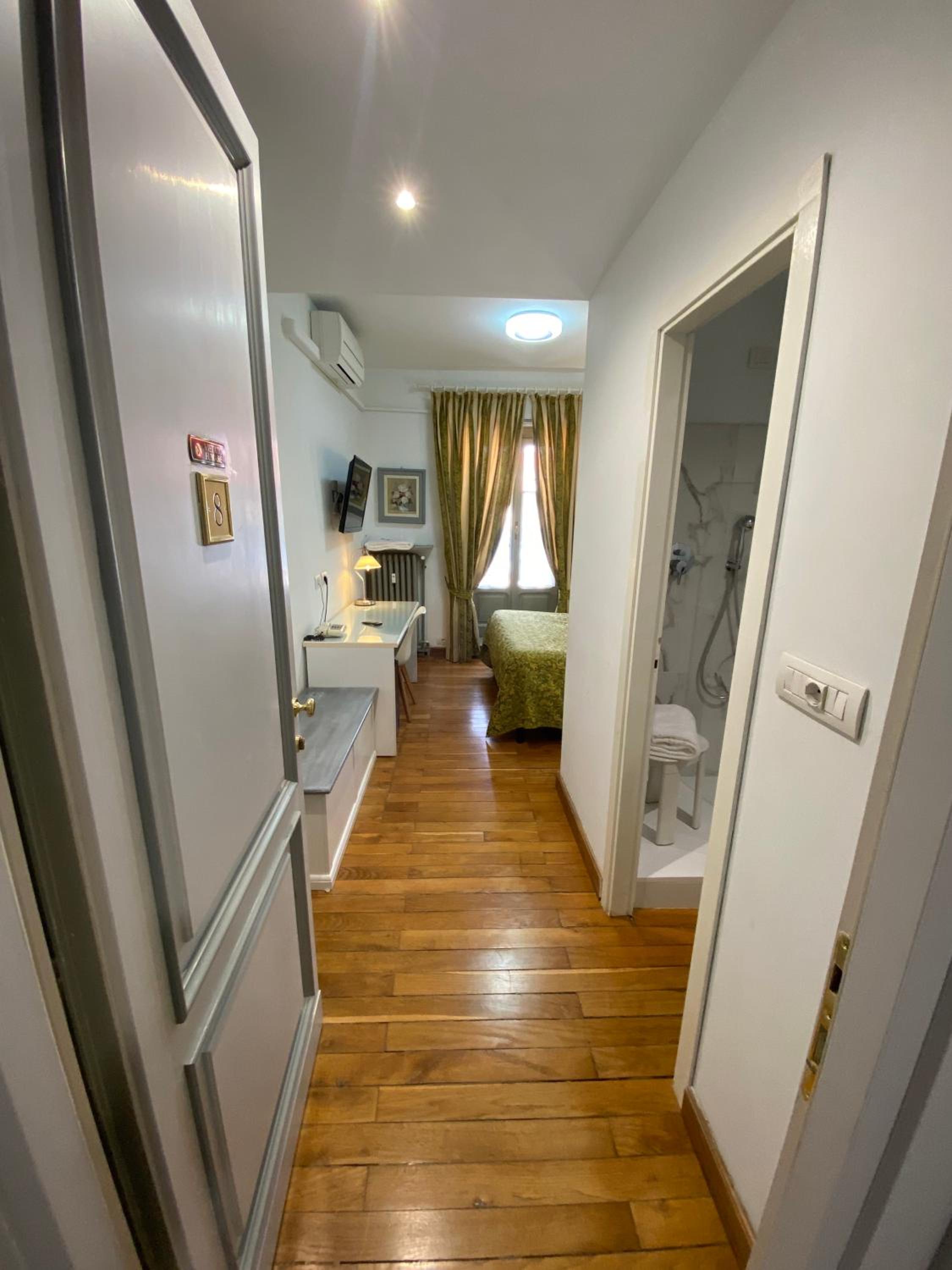 Double Room with Balcony - Photo 10