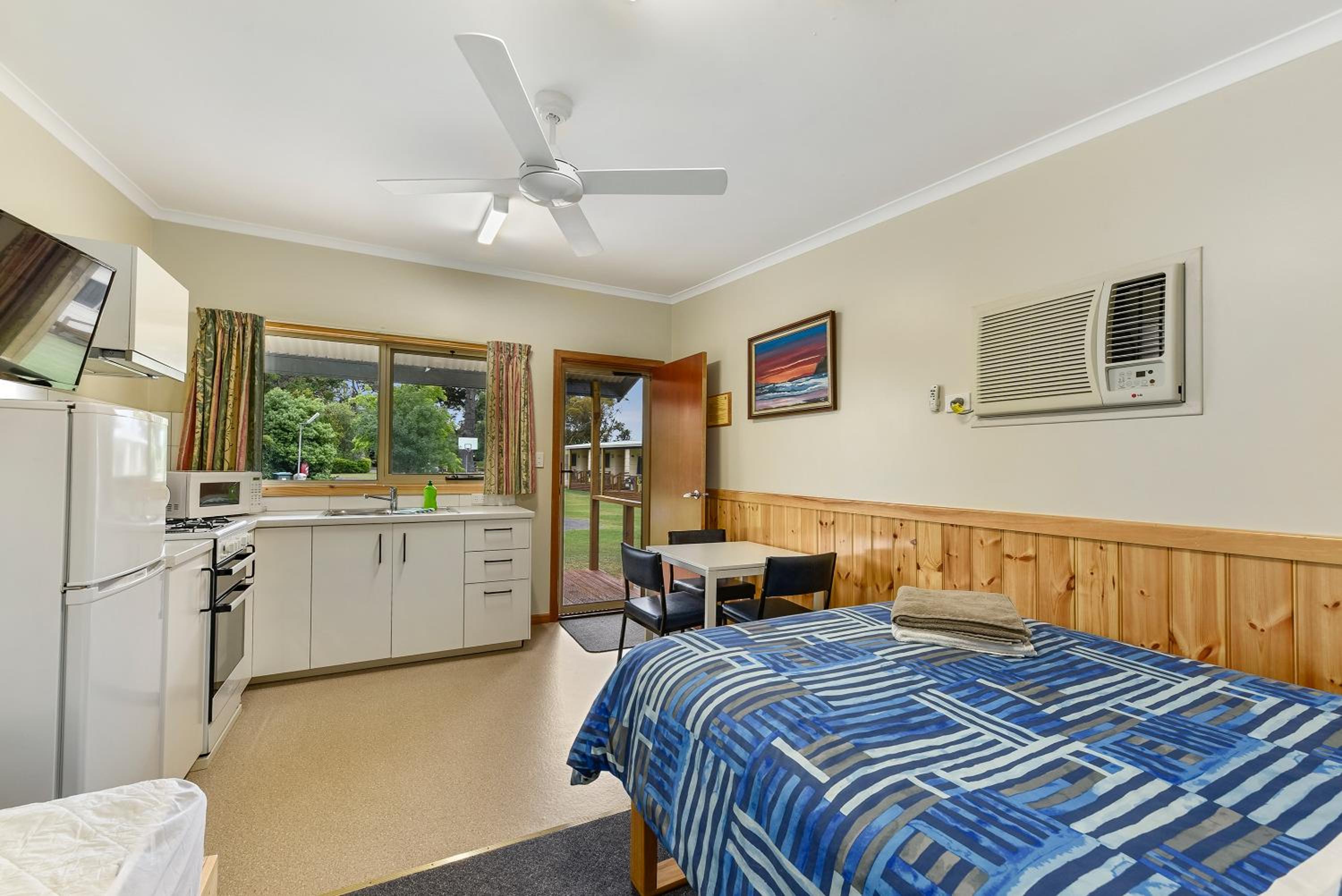 One-Bedroom Suite - Photo 3