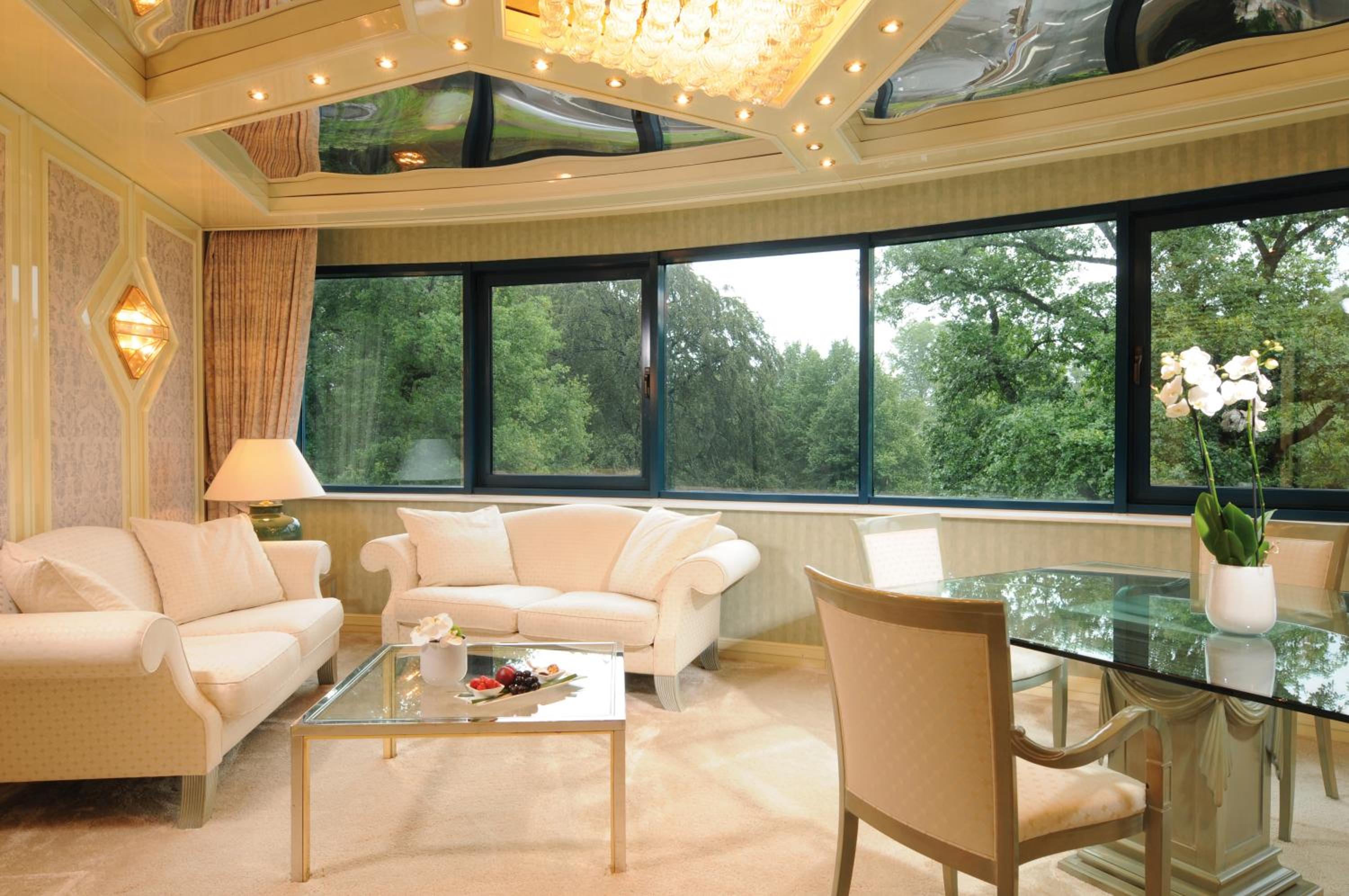 Suite - Photo 1