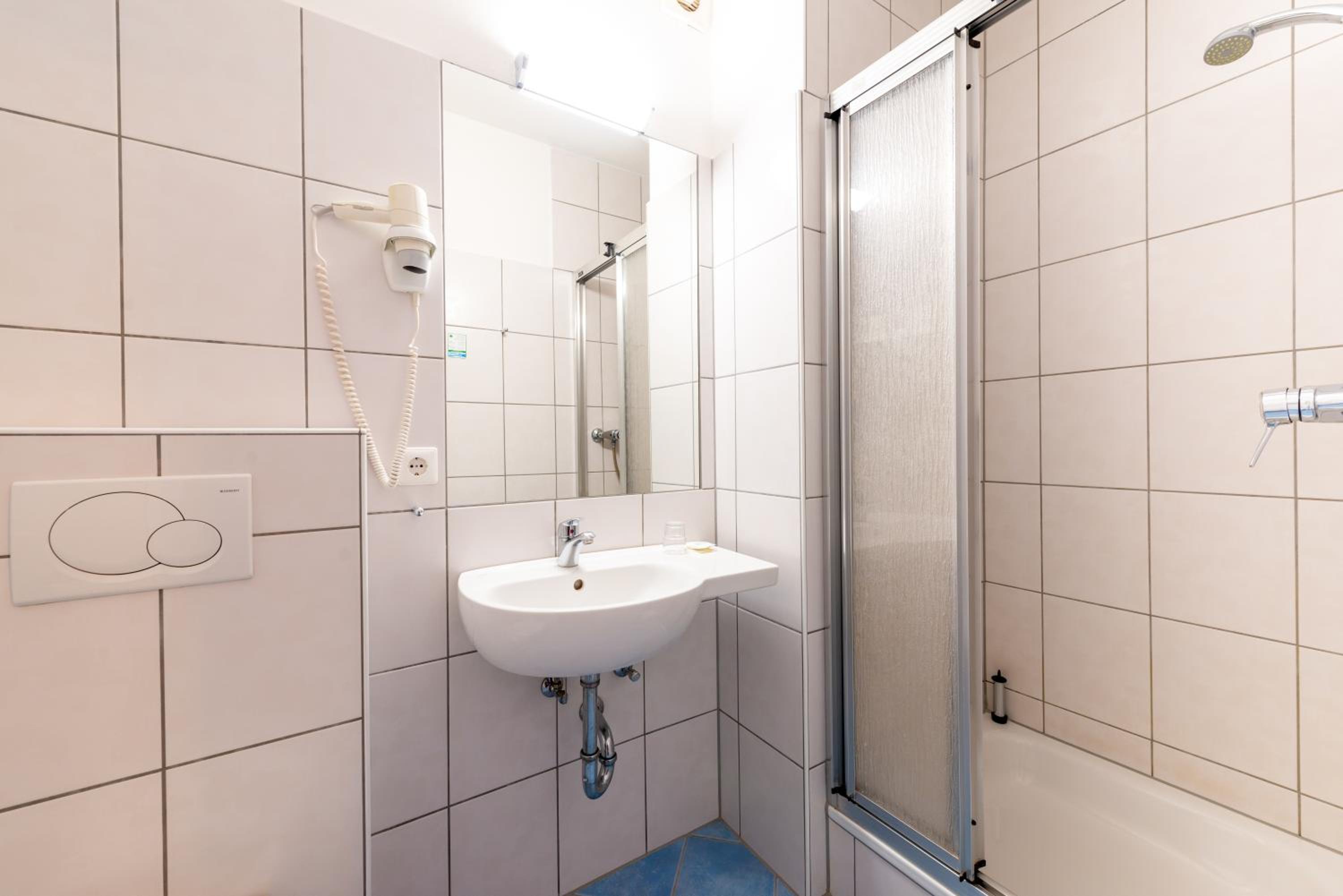 Double Room - Photo 8