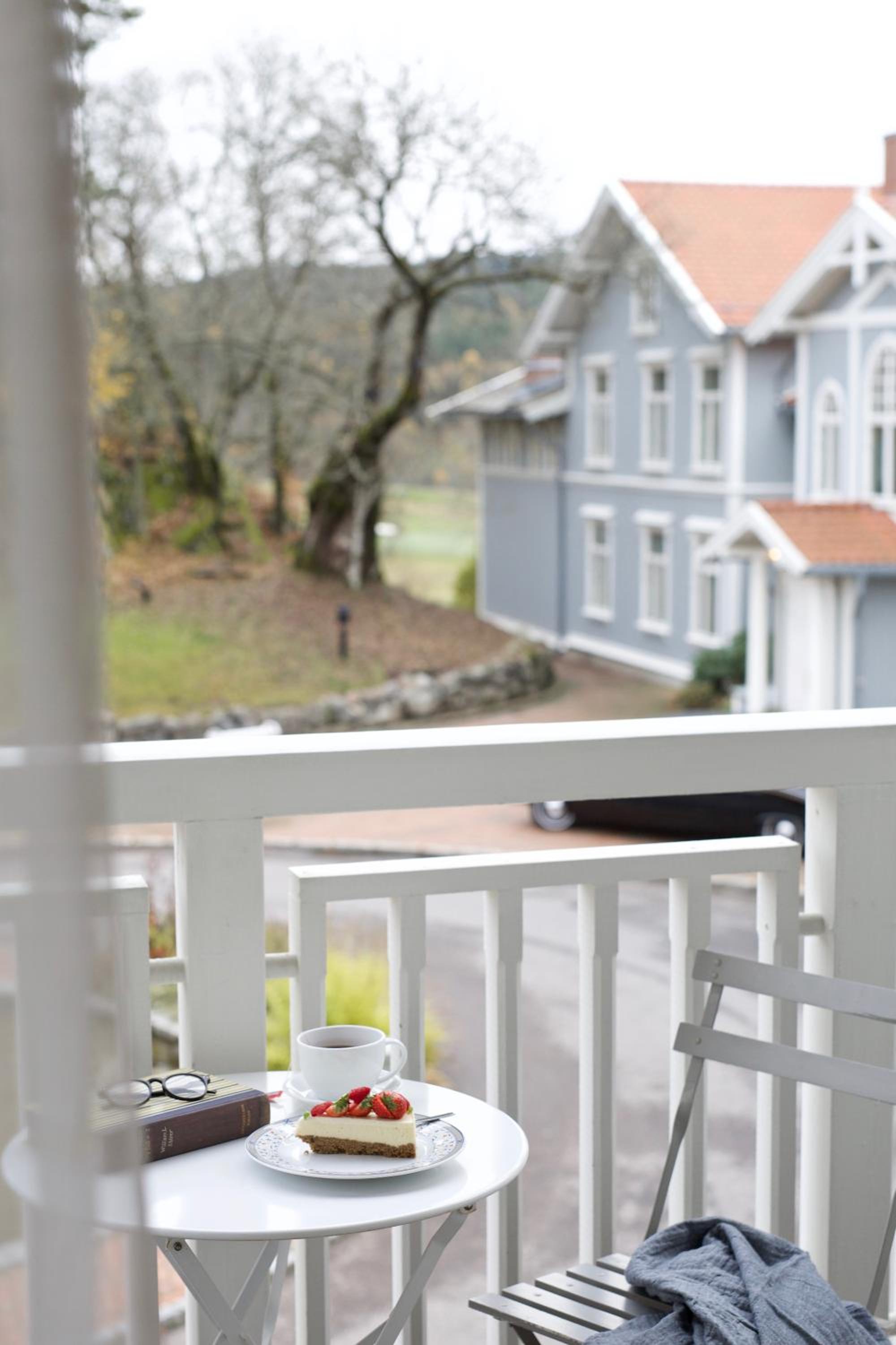 Deluxe Double Room with Balcony - Photo 4