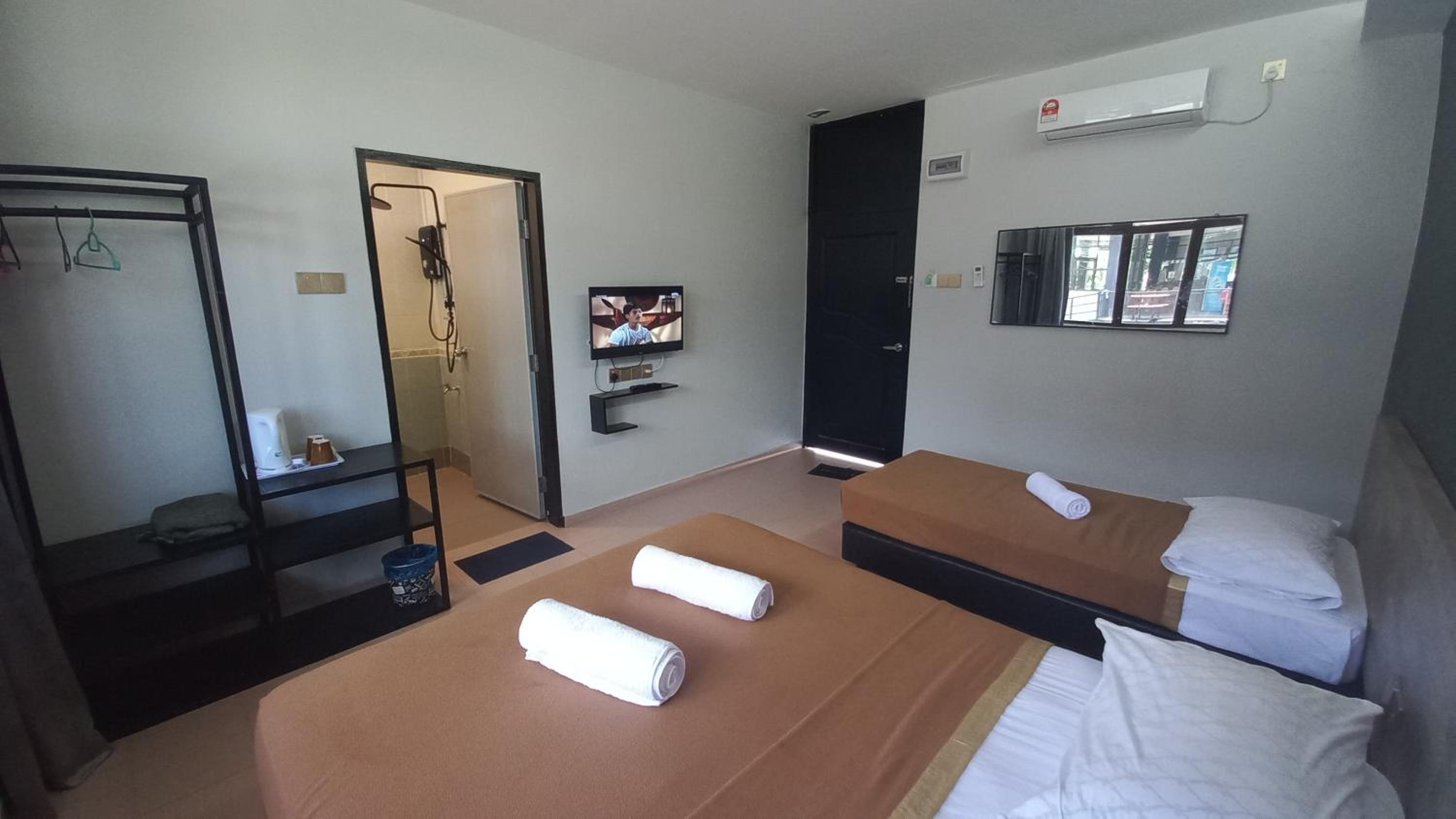 Triple Room with Pool View photo 3