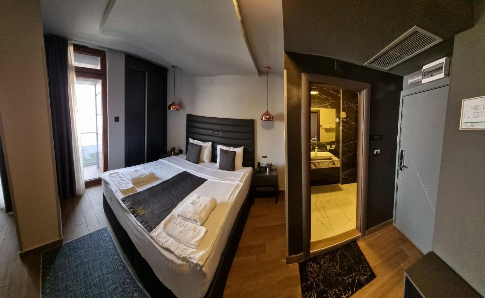 Deluxe Double Room with Balcony photo 1