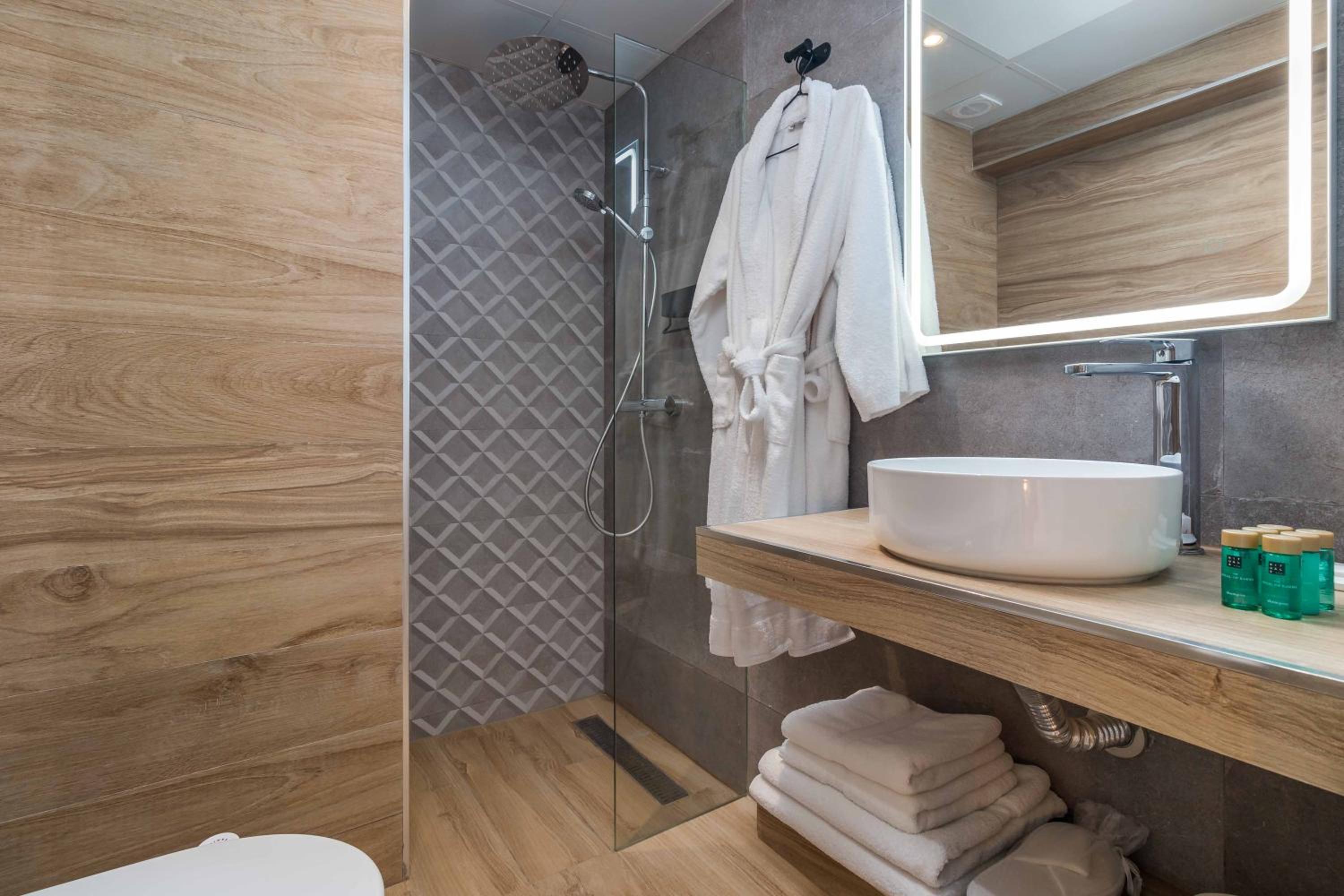 Superior Suite - Photo 3
