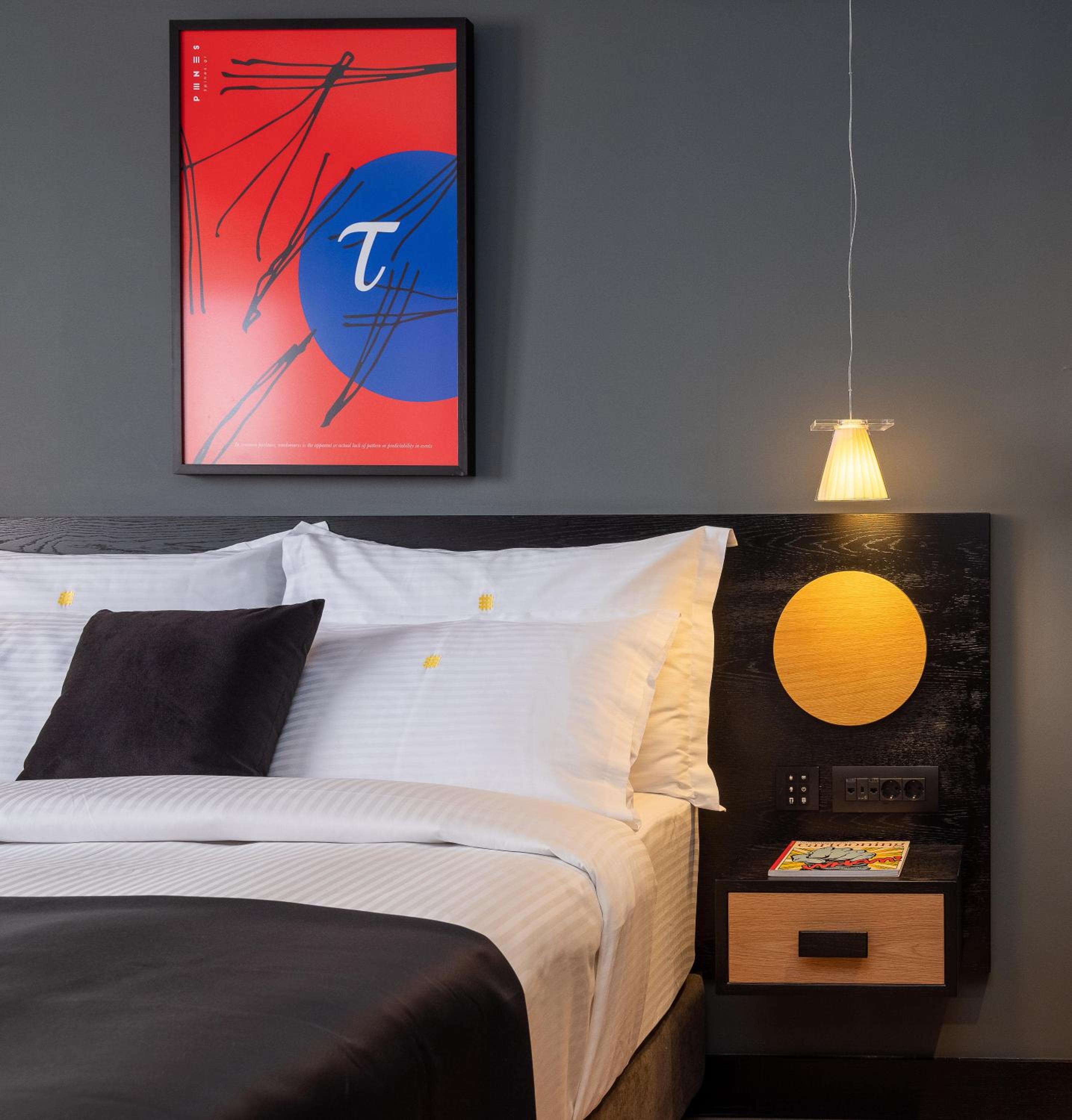 Deluxe City Escape Suite - Photo 4