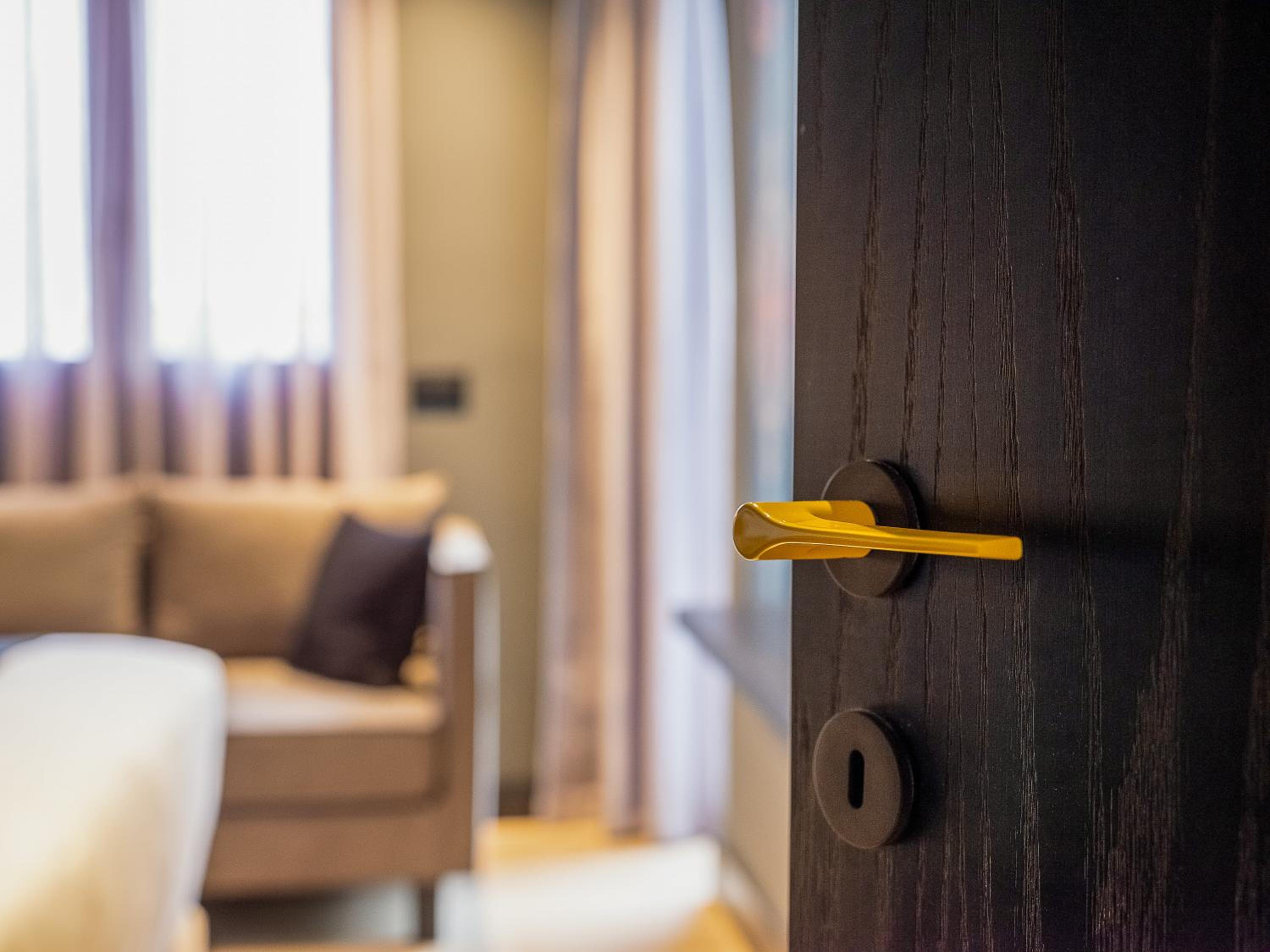 Deluxe City Escape Suite - Photo 6