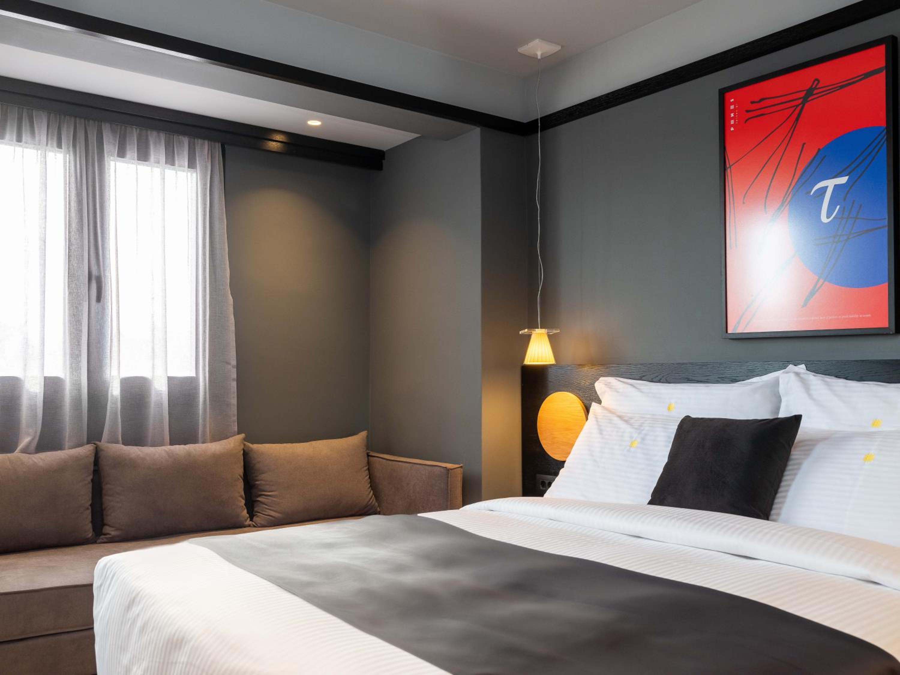 Deluxe City Escape Suite - Photo 13