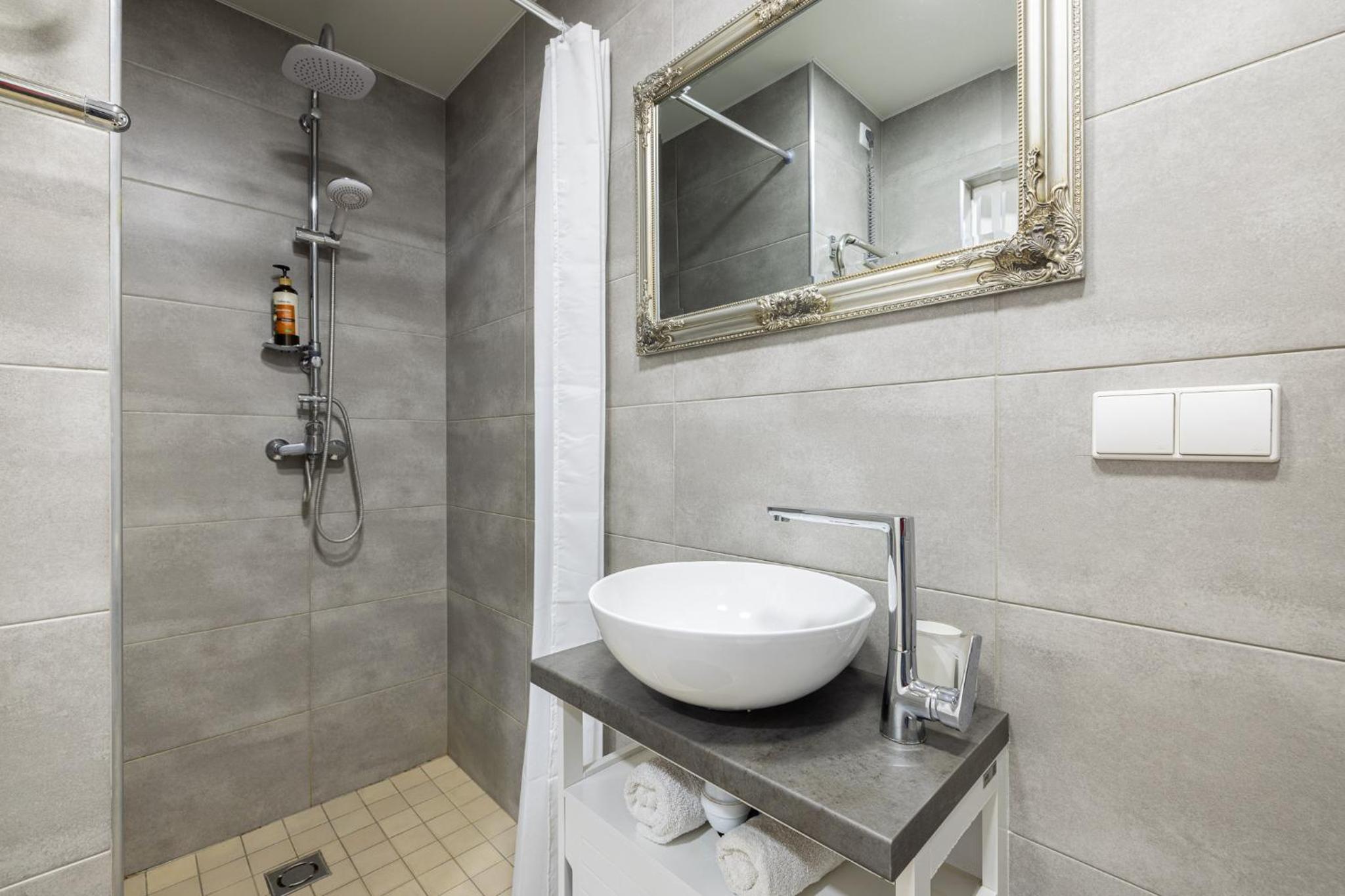 One-Bedroom Apartment - Photo 8