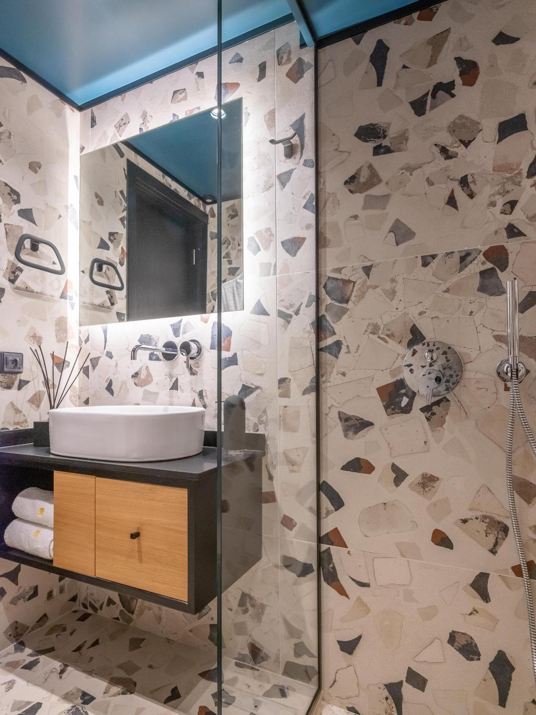 Deluxe City Escape Suite - Photo 10