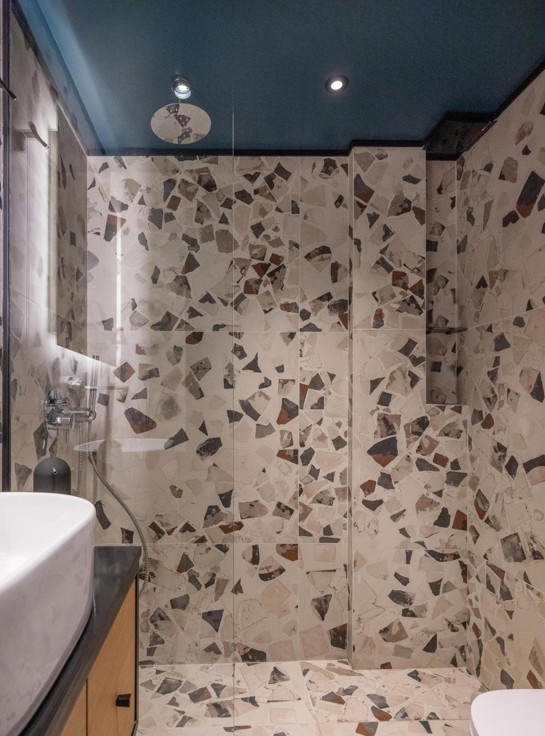 Deluxe City Escape Suite - Photo 8