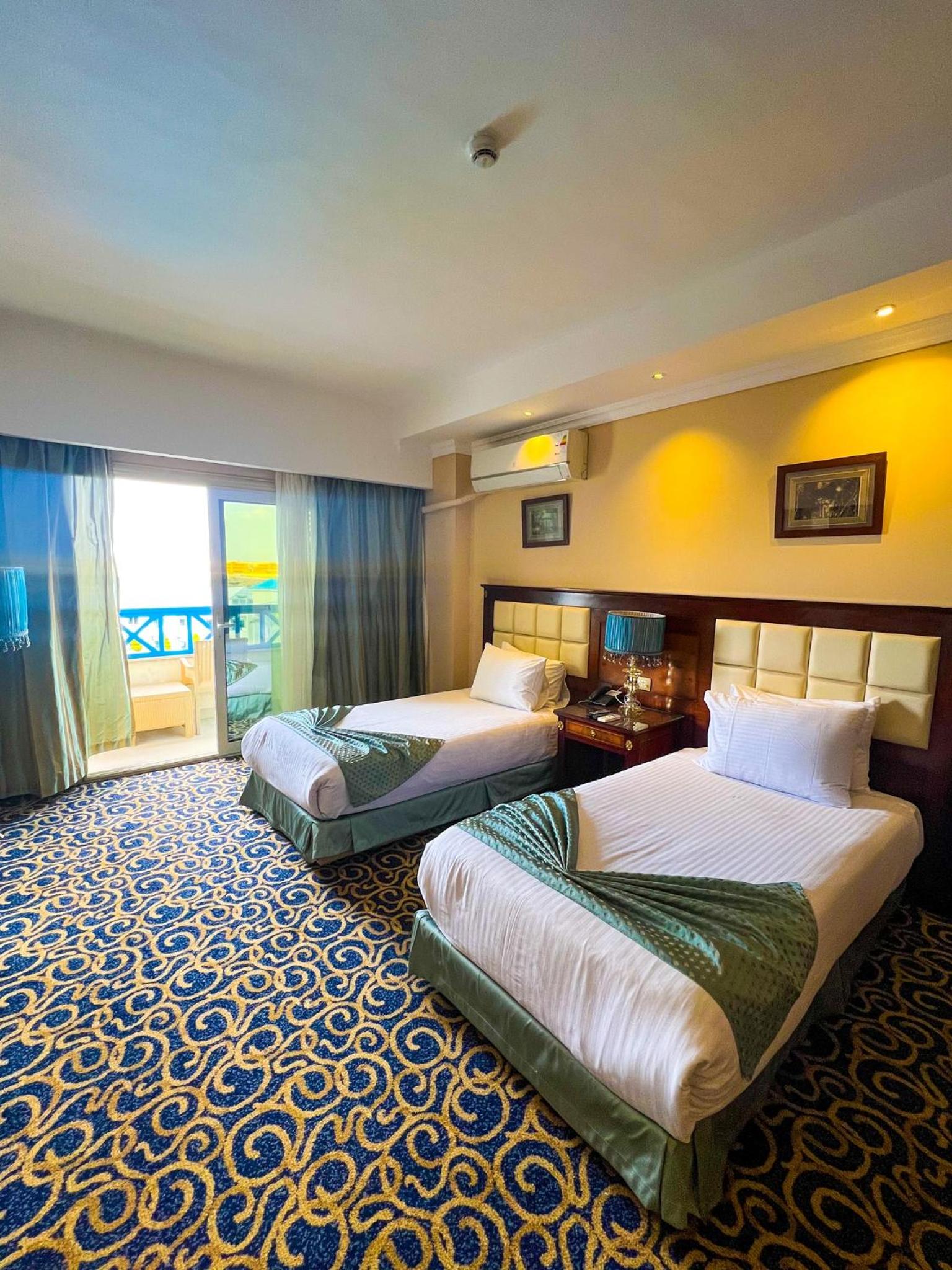Deluxe Double or Twin Room with Pool View photo 3