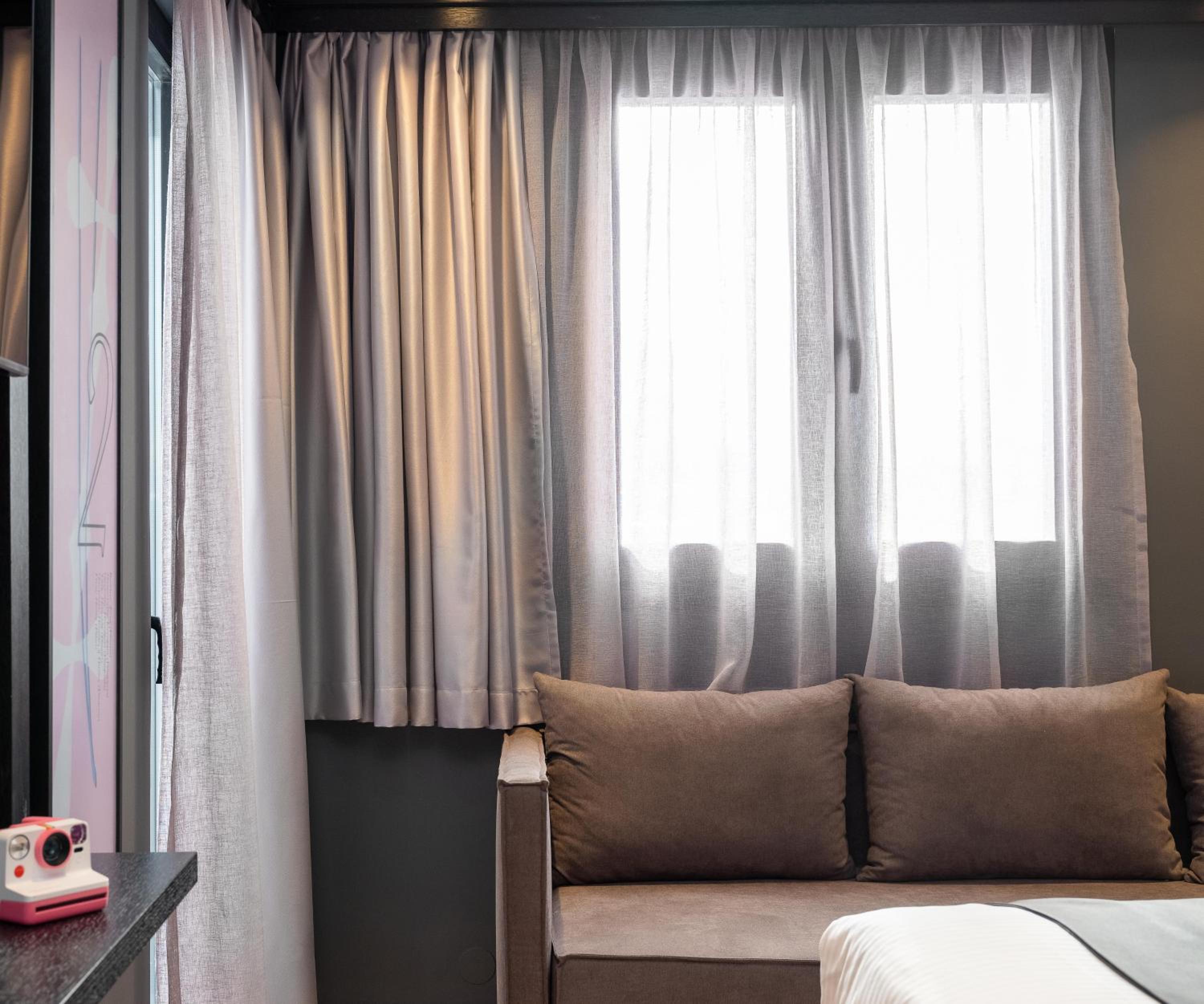 Deluxe City Escape Suite - Photo 7