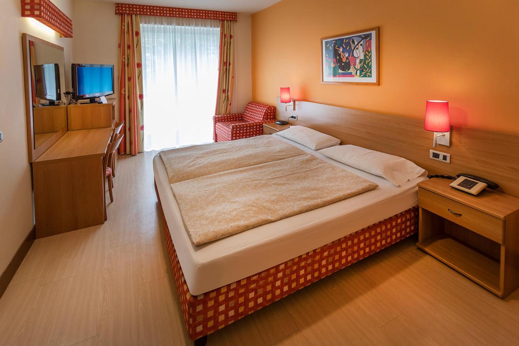 Double Room with Garden View in Villa Ideal photo 1