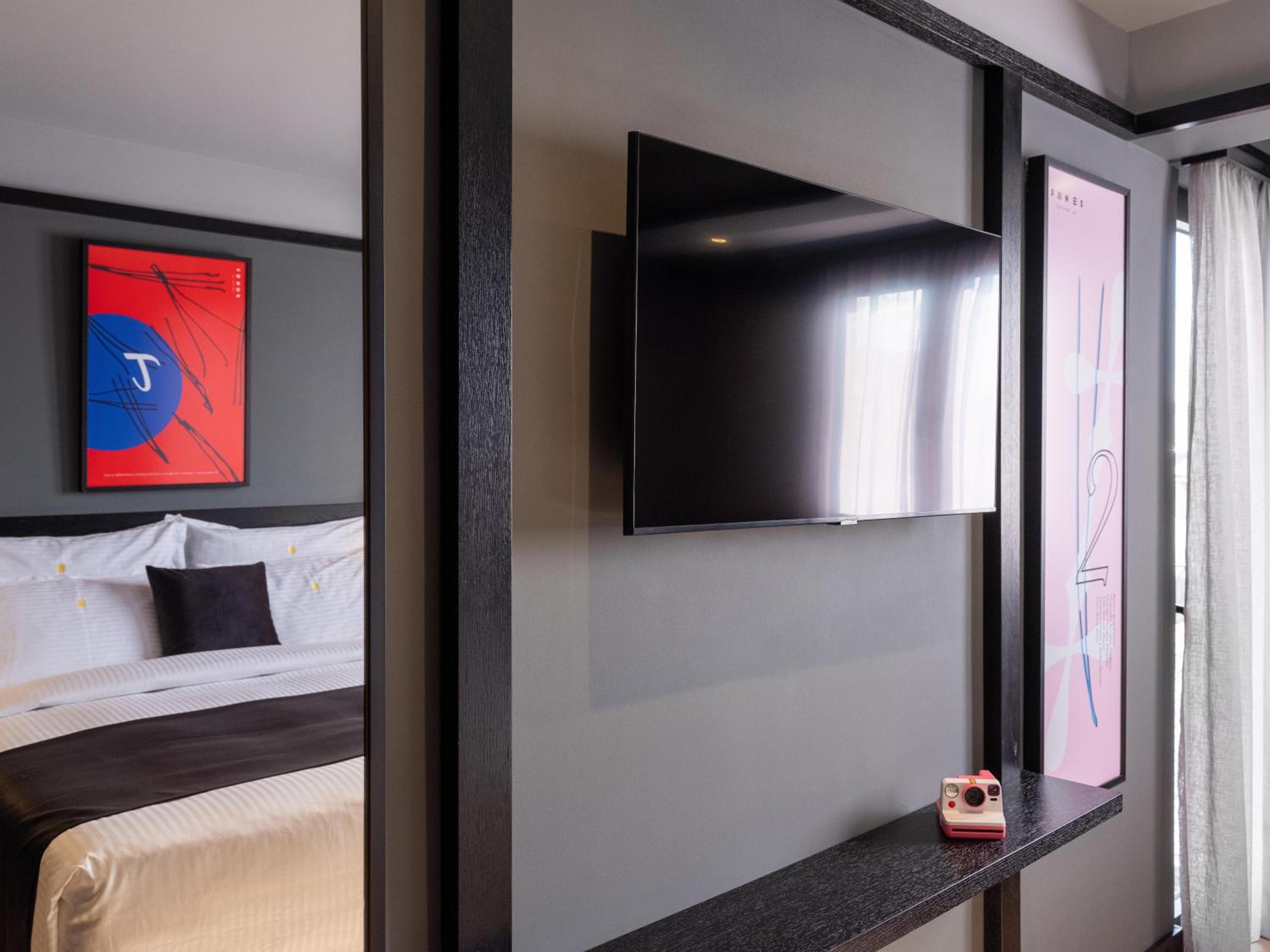 Deluxe City Escape Suite - Photo 12