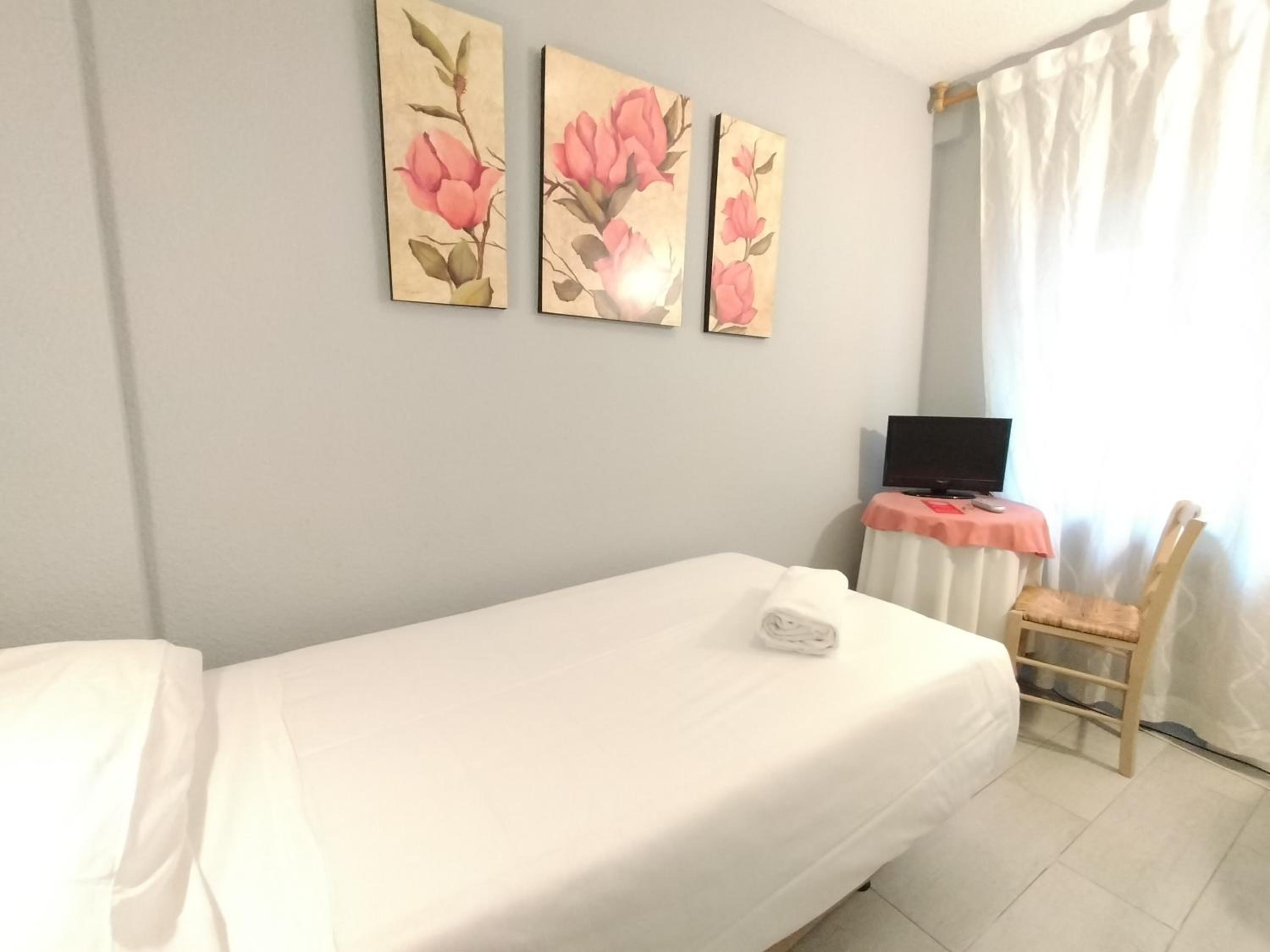 Single Room with Shared Bathroom photo 2