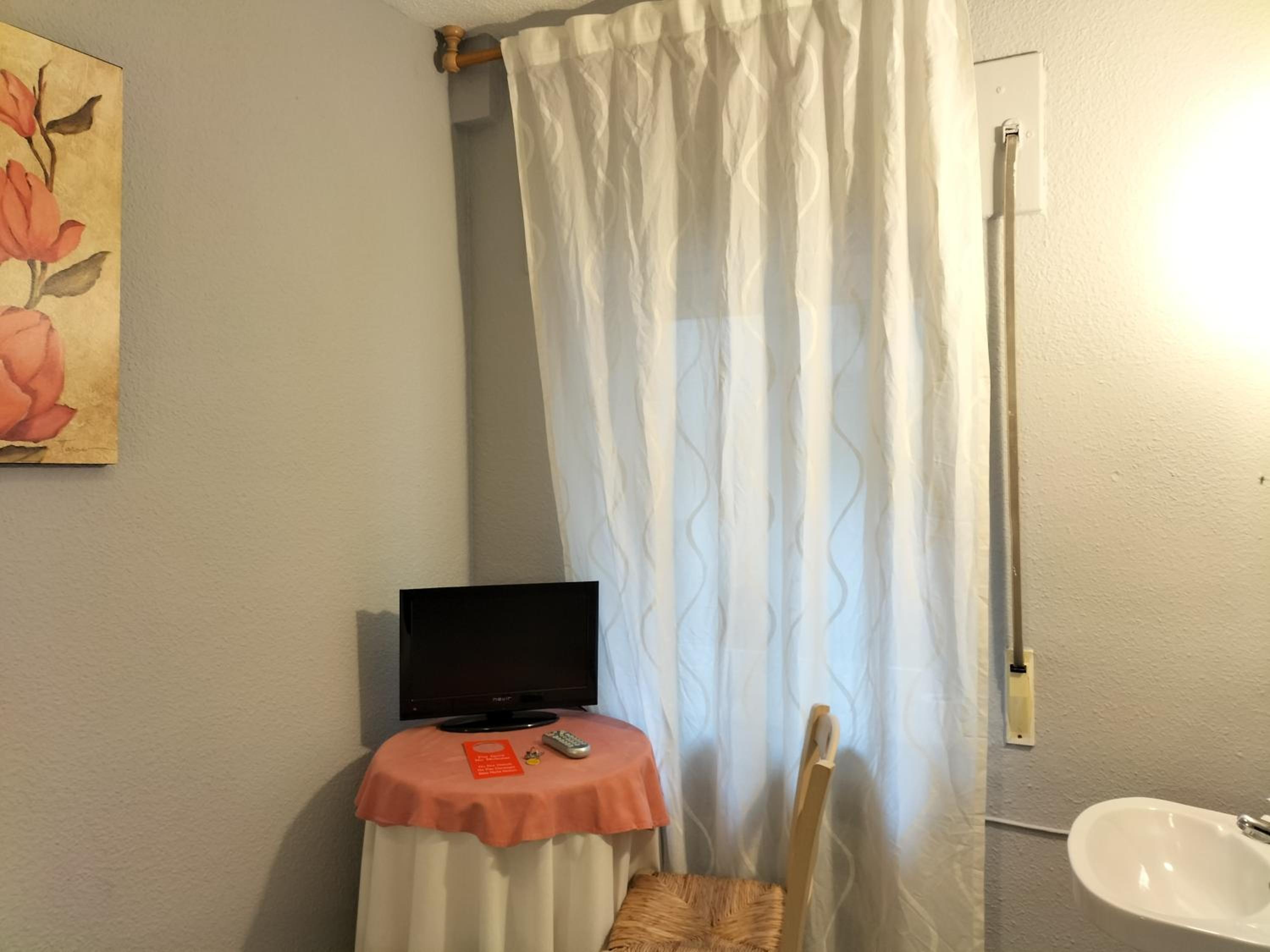 Single Room with Shared Bathroom photo 3