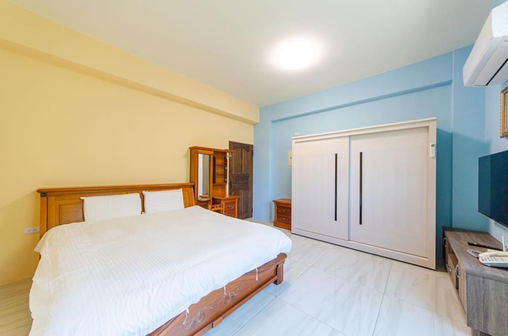 Queen Room photo 2