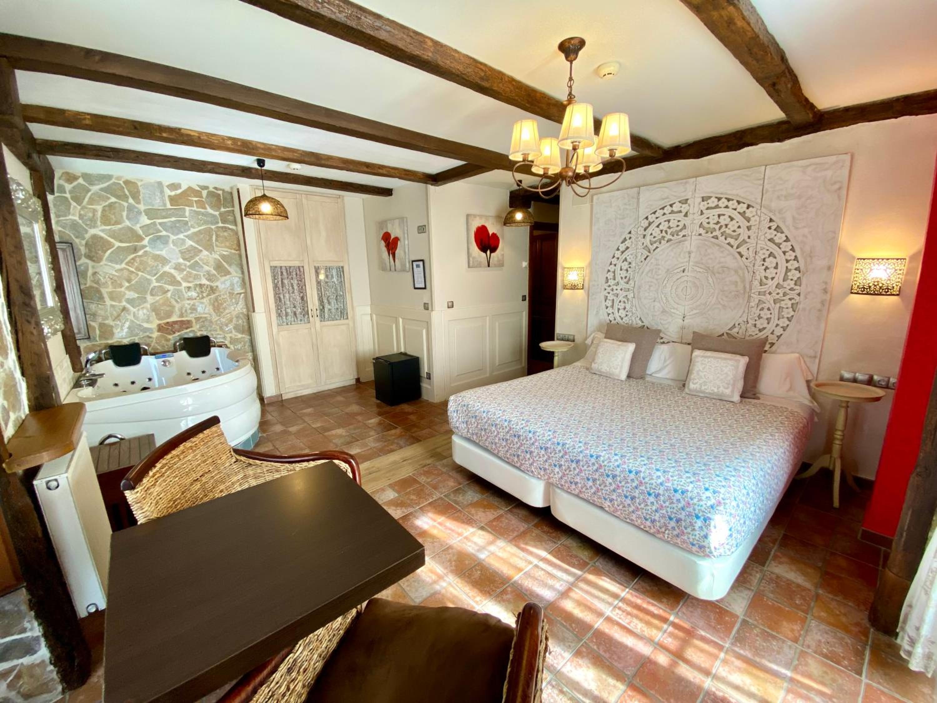 Deluxe Suite with Spa Bath photo 3