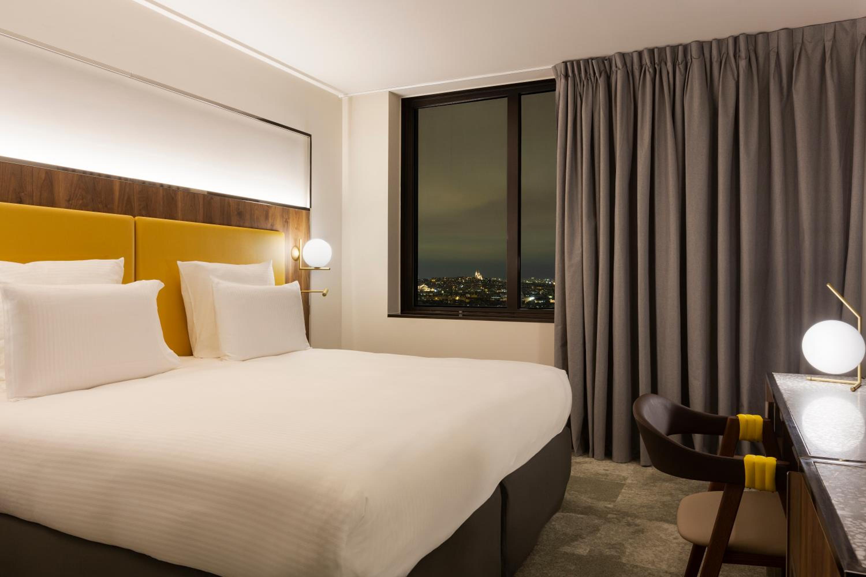 Deluxe Premium King Room with Sacré-coeur View thumbnail 5