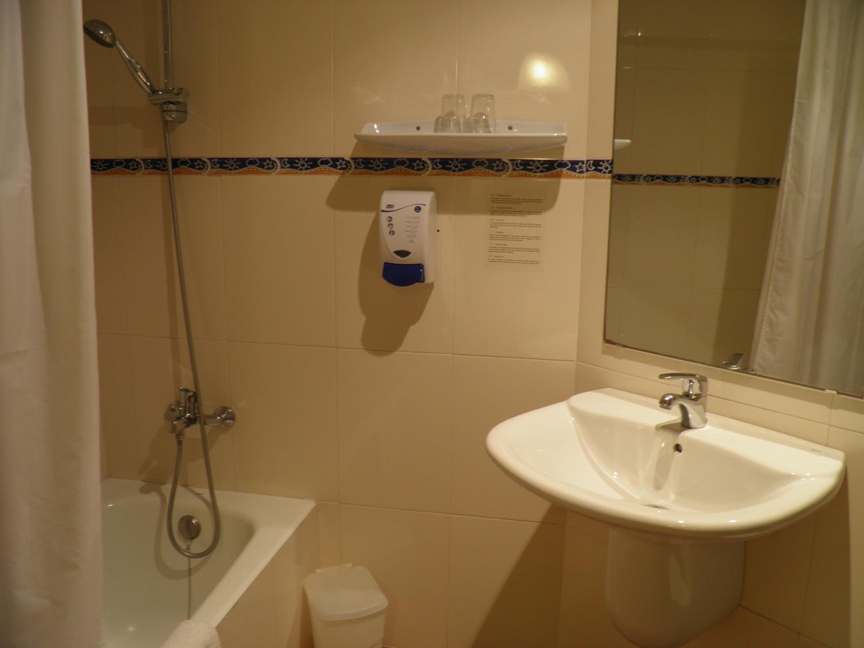 Double or Twin Room - Photo 4