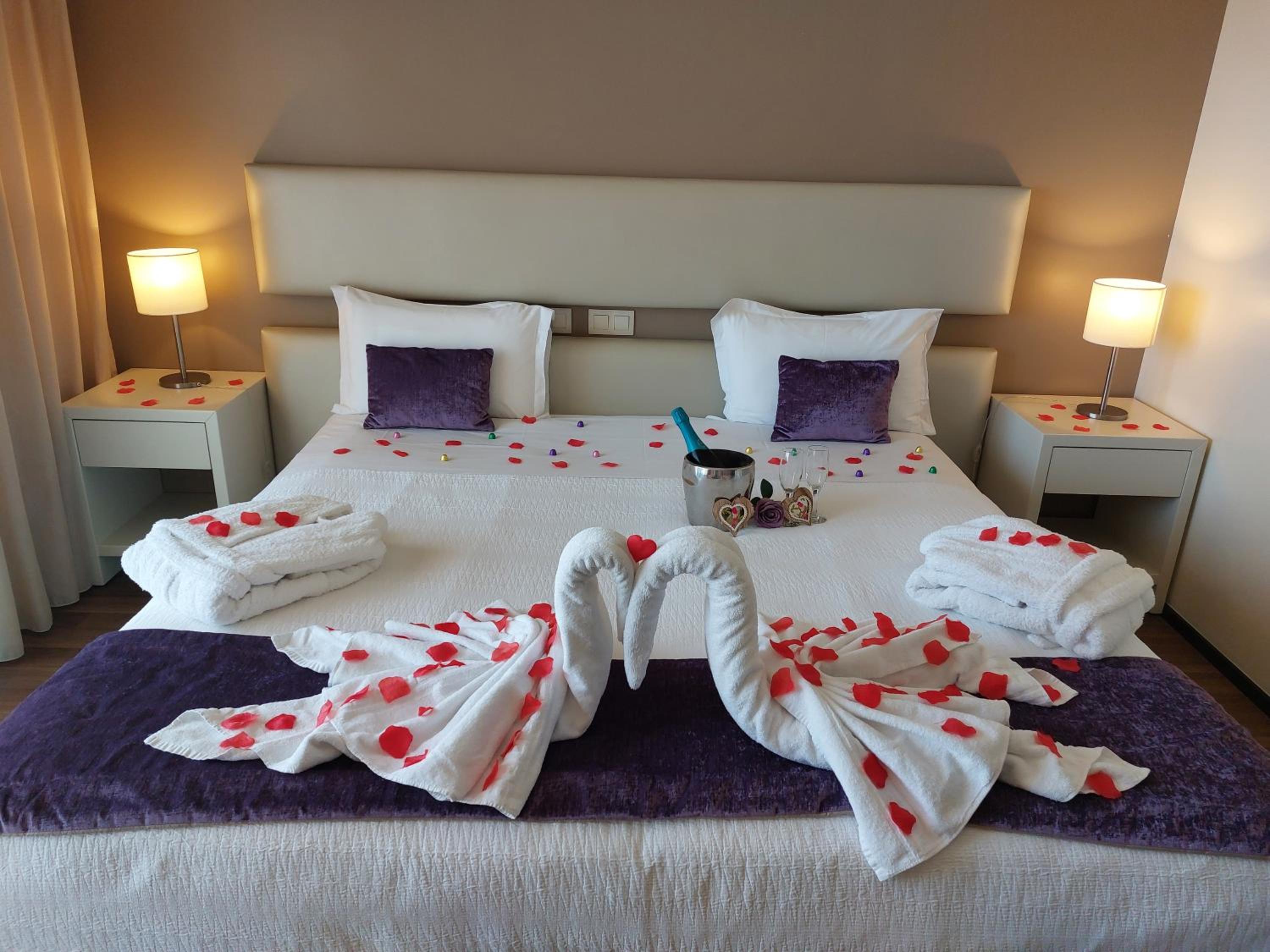Double or Twin Room City View with Romantic Package photo 2