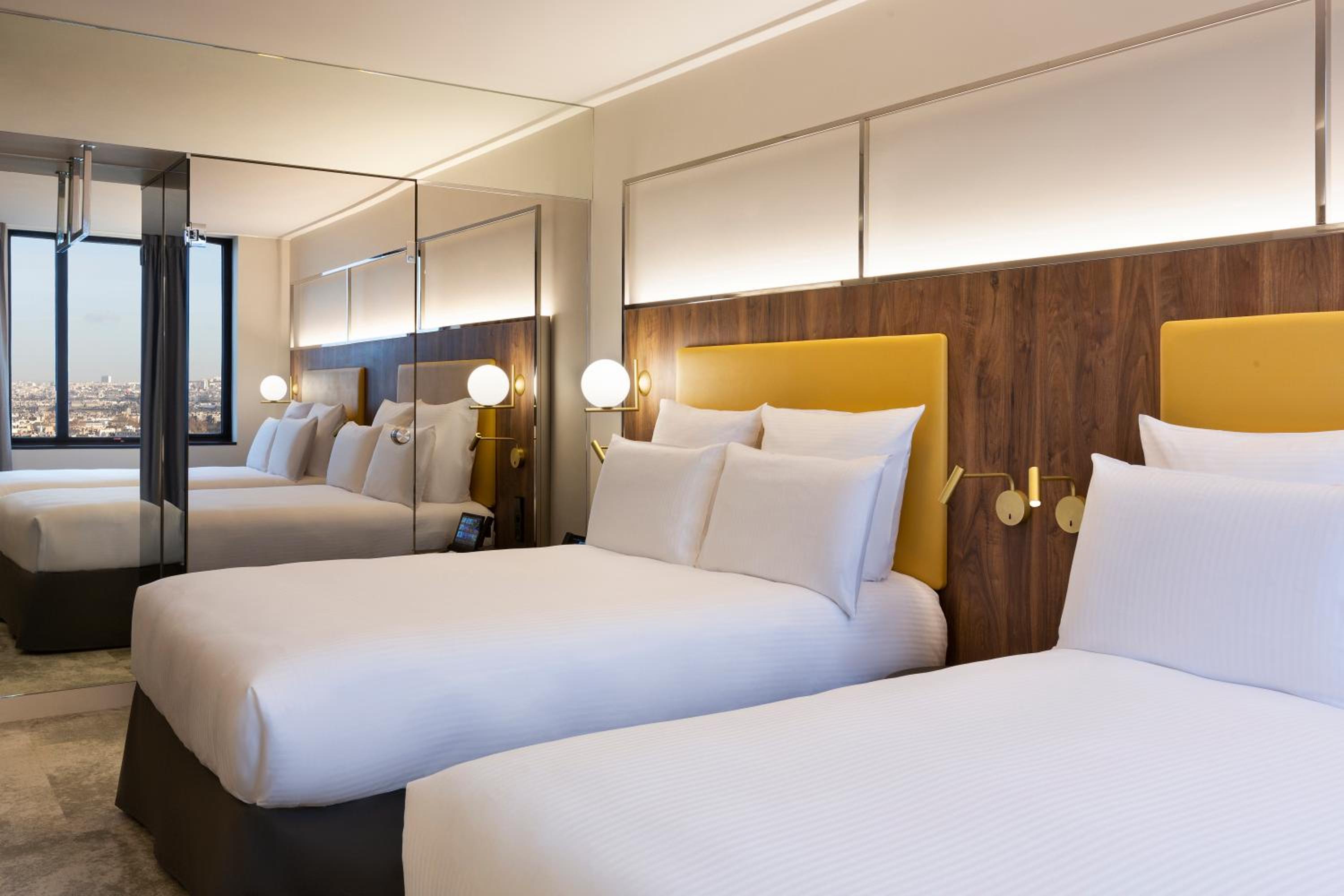 Deluxe Premium Family Twin Room with Two Communicating Room and City View