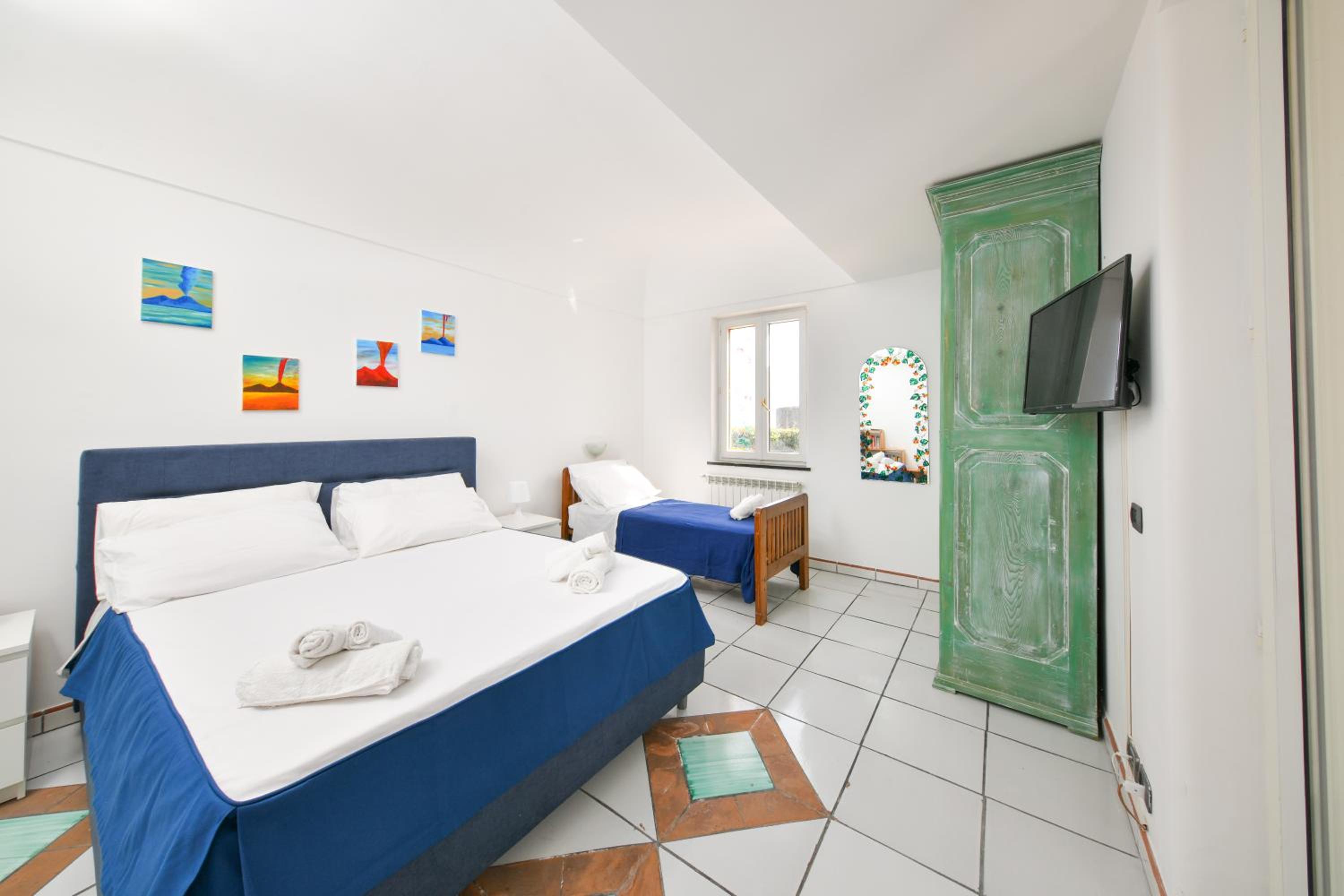 Habitación Familiar con Vista a la Piscina