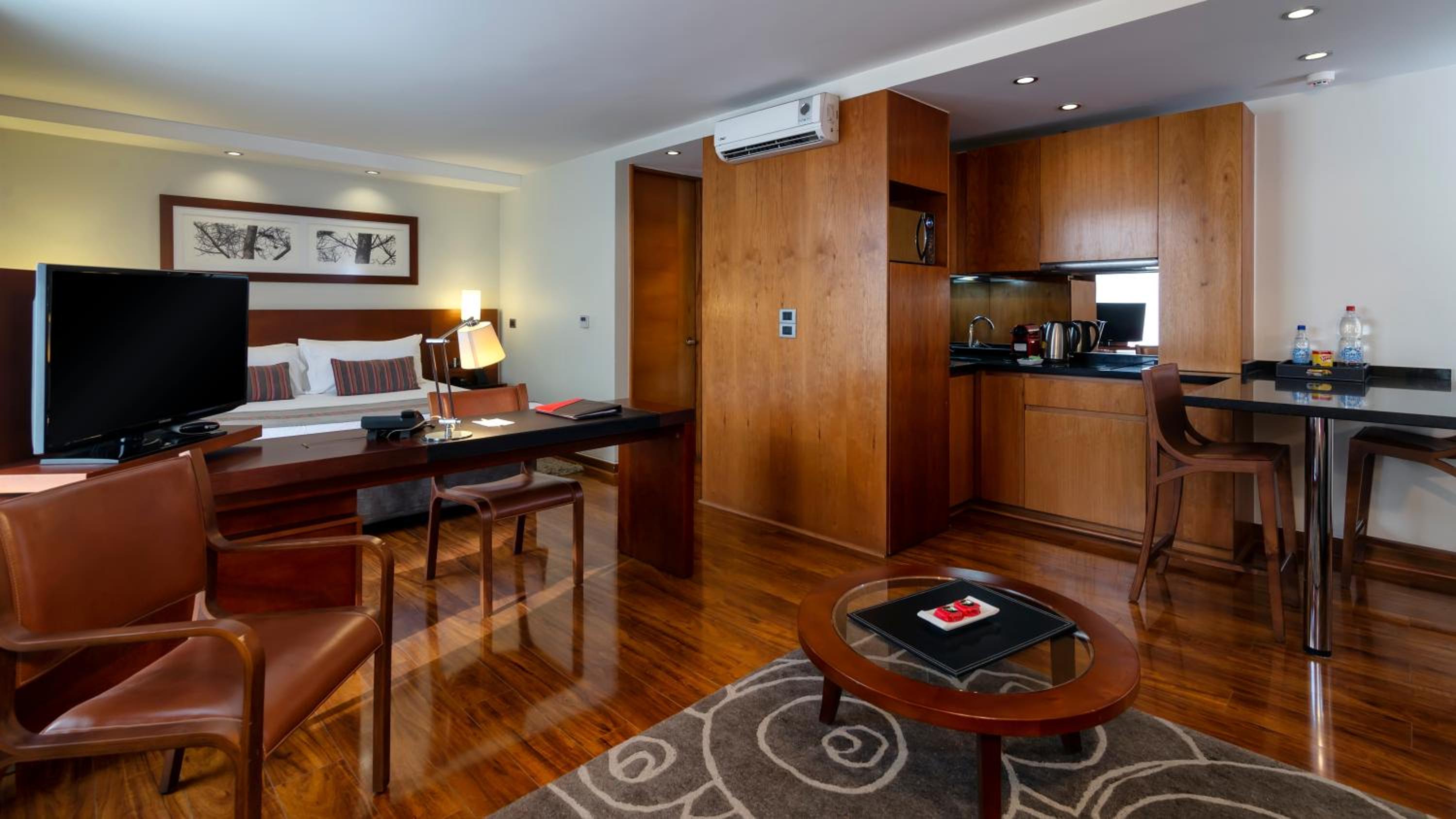 One-Bedroom Superior Apartment photo 2