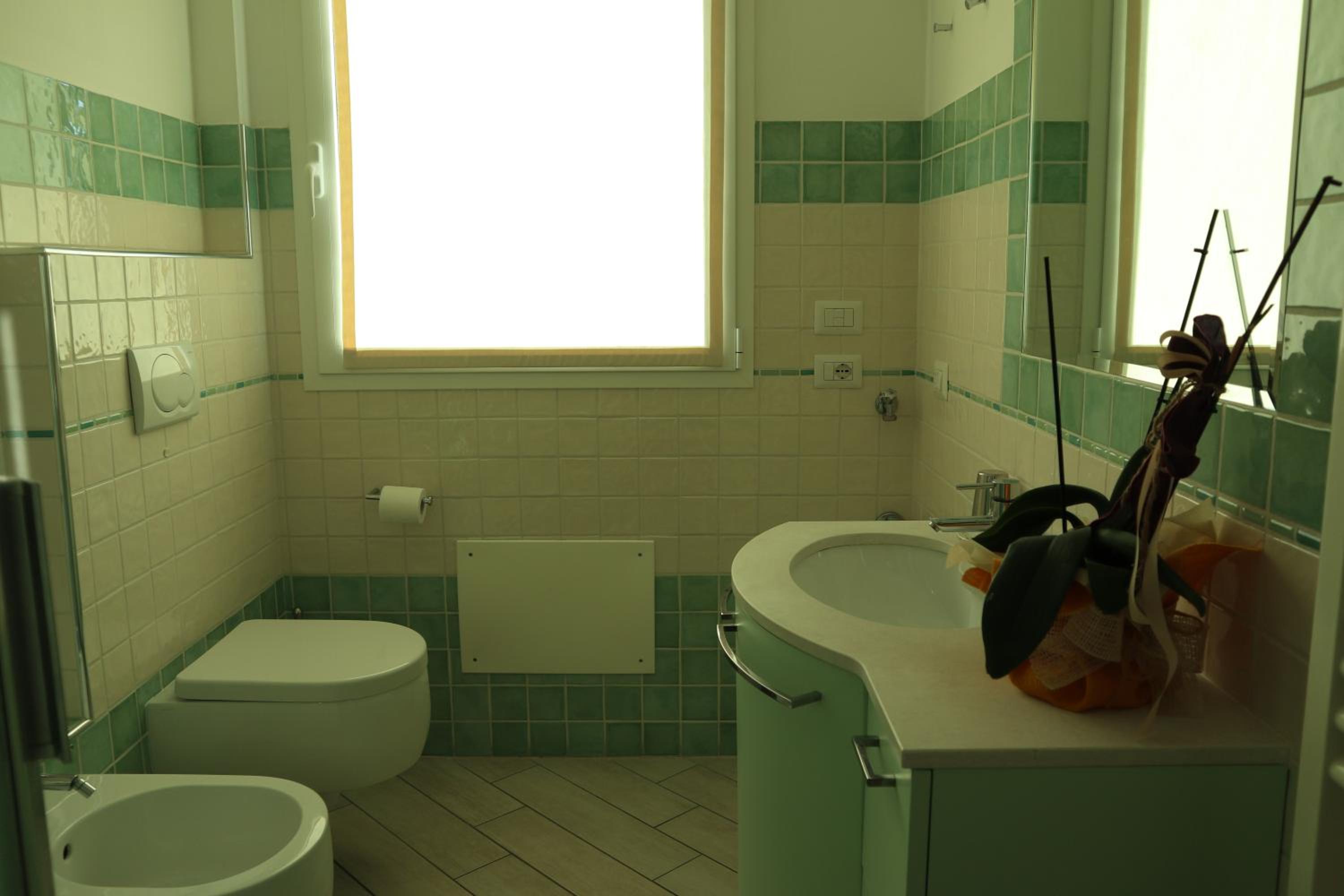 Large Double Room - Photo 9