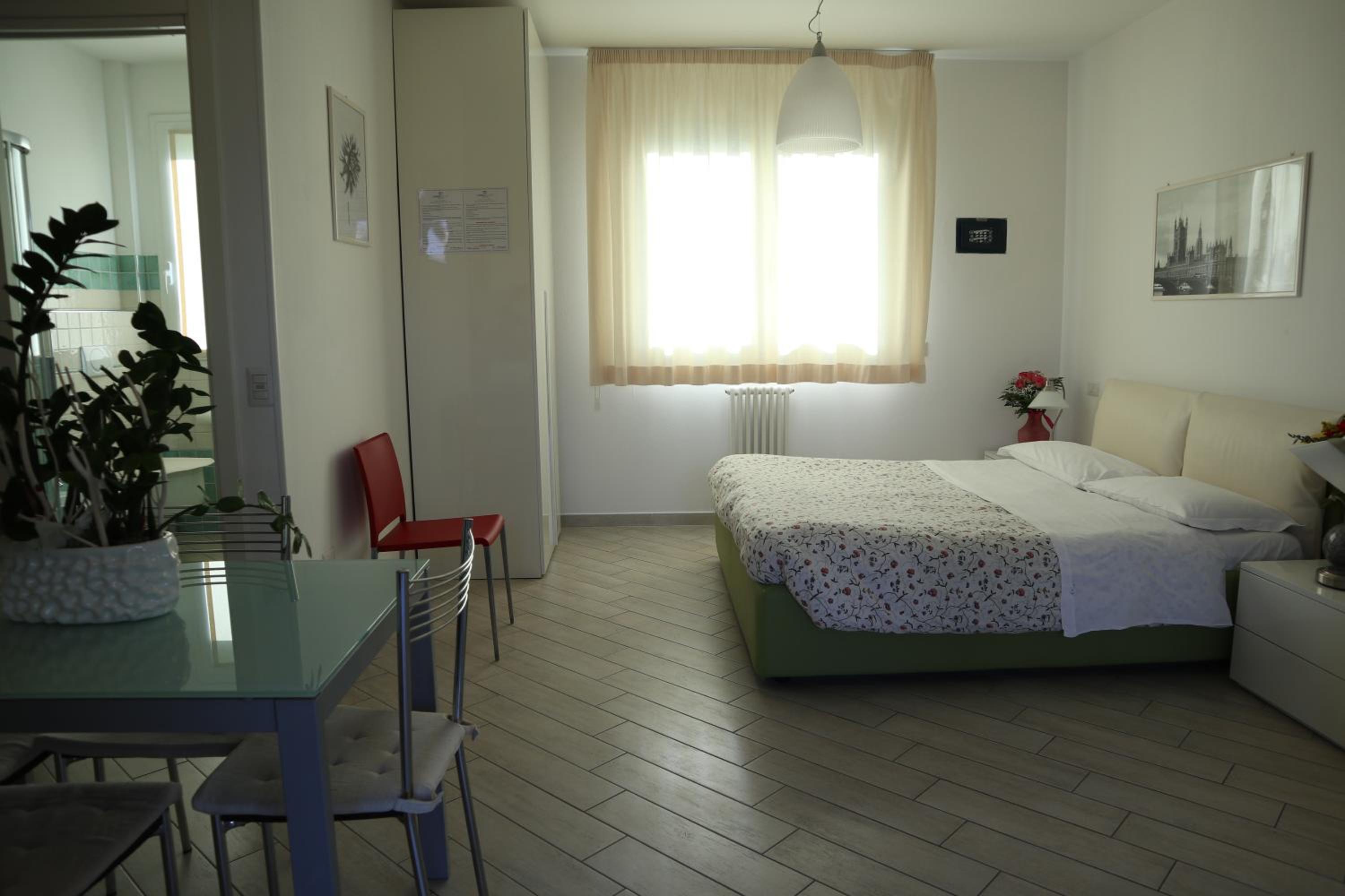 Large Double Room - Photo 8
