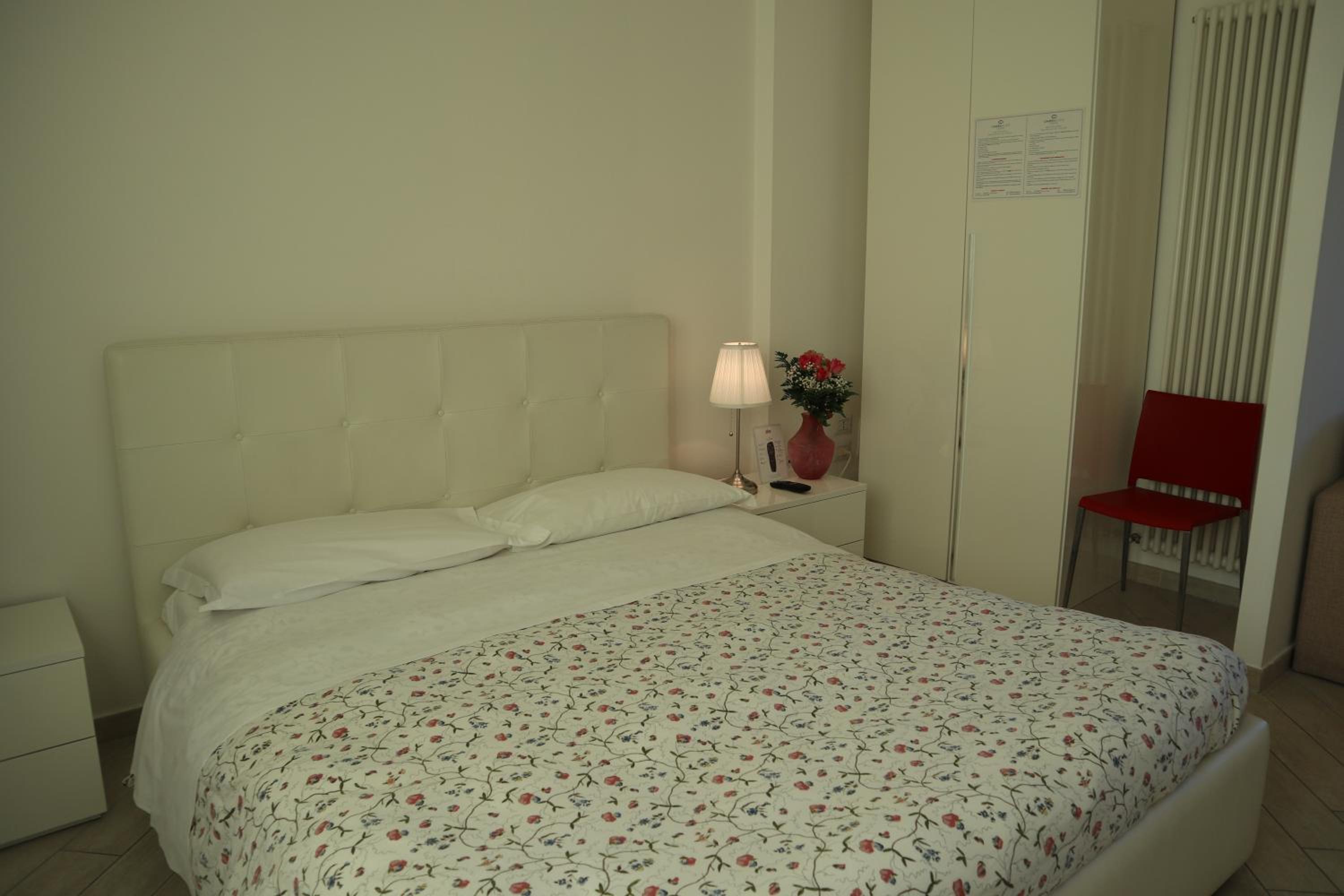 Large Double Room - Photo 7