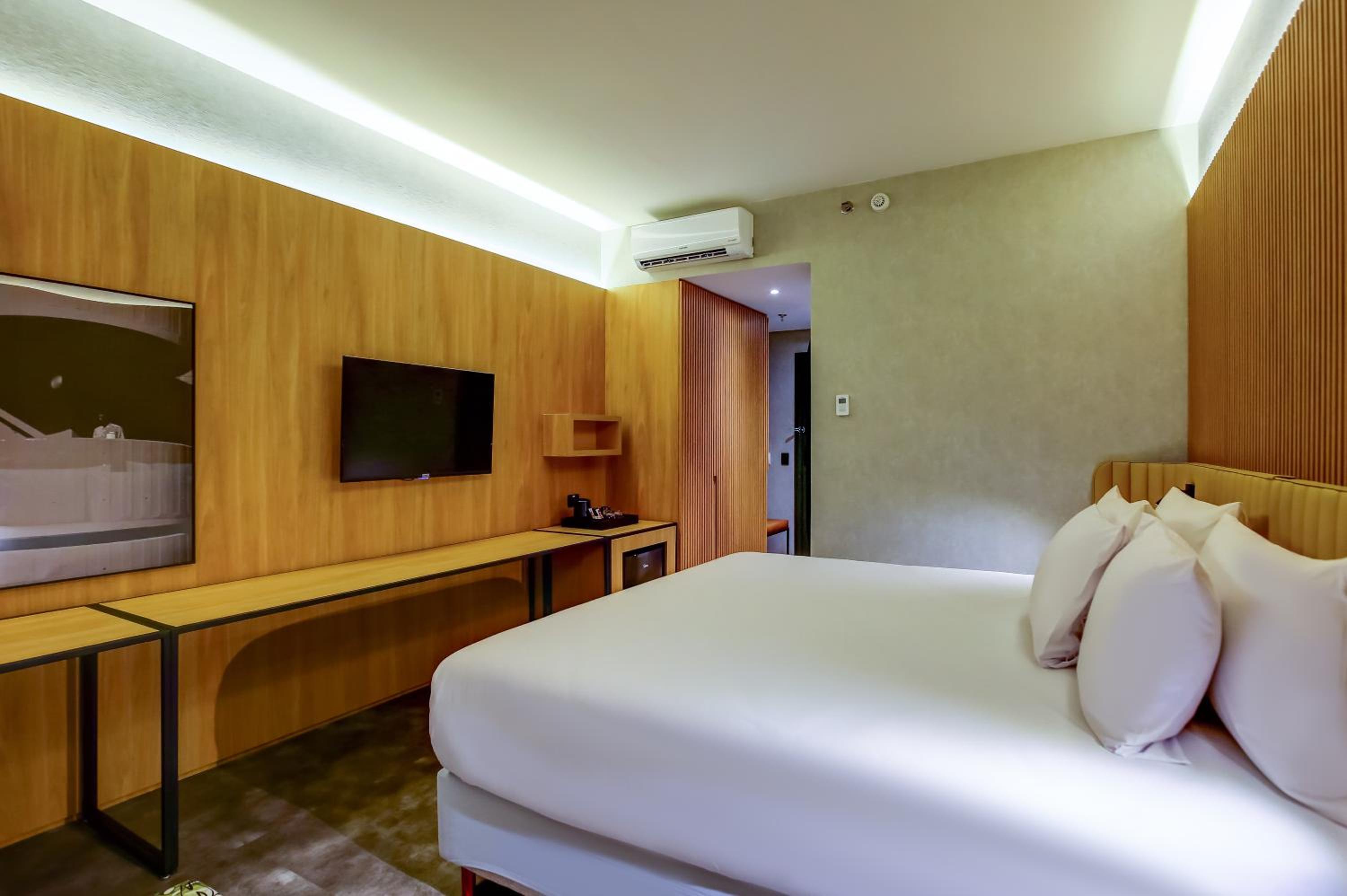 Deluxe King Room - Photo 2