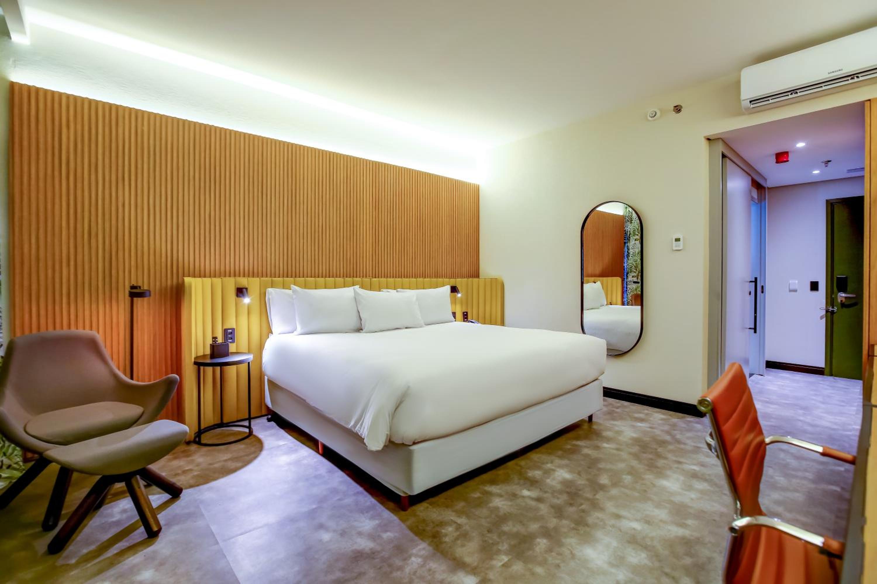 Deluxe King Room - Photo 9