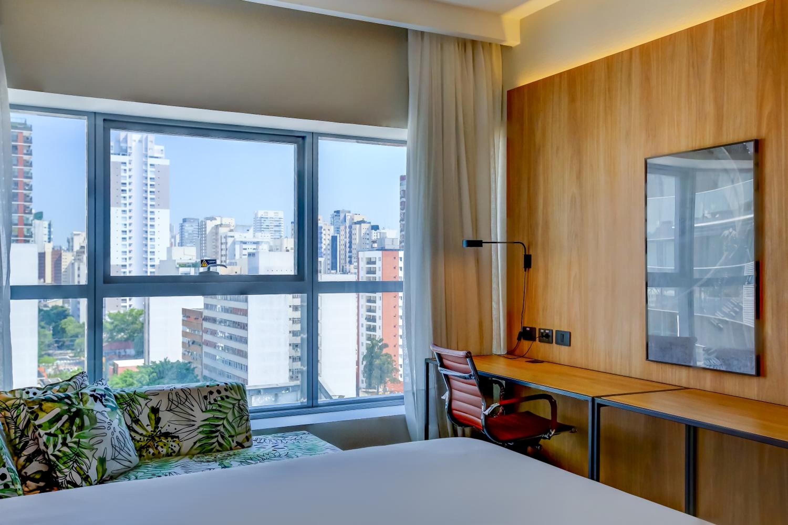 Deluxe King Room - Photo 7