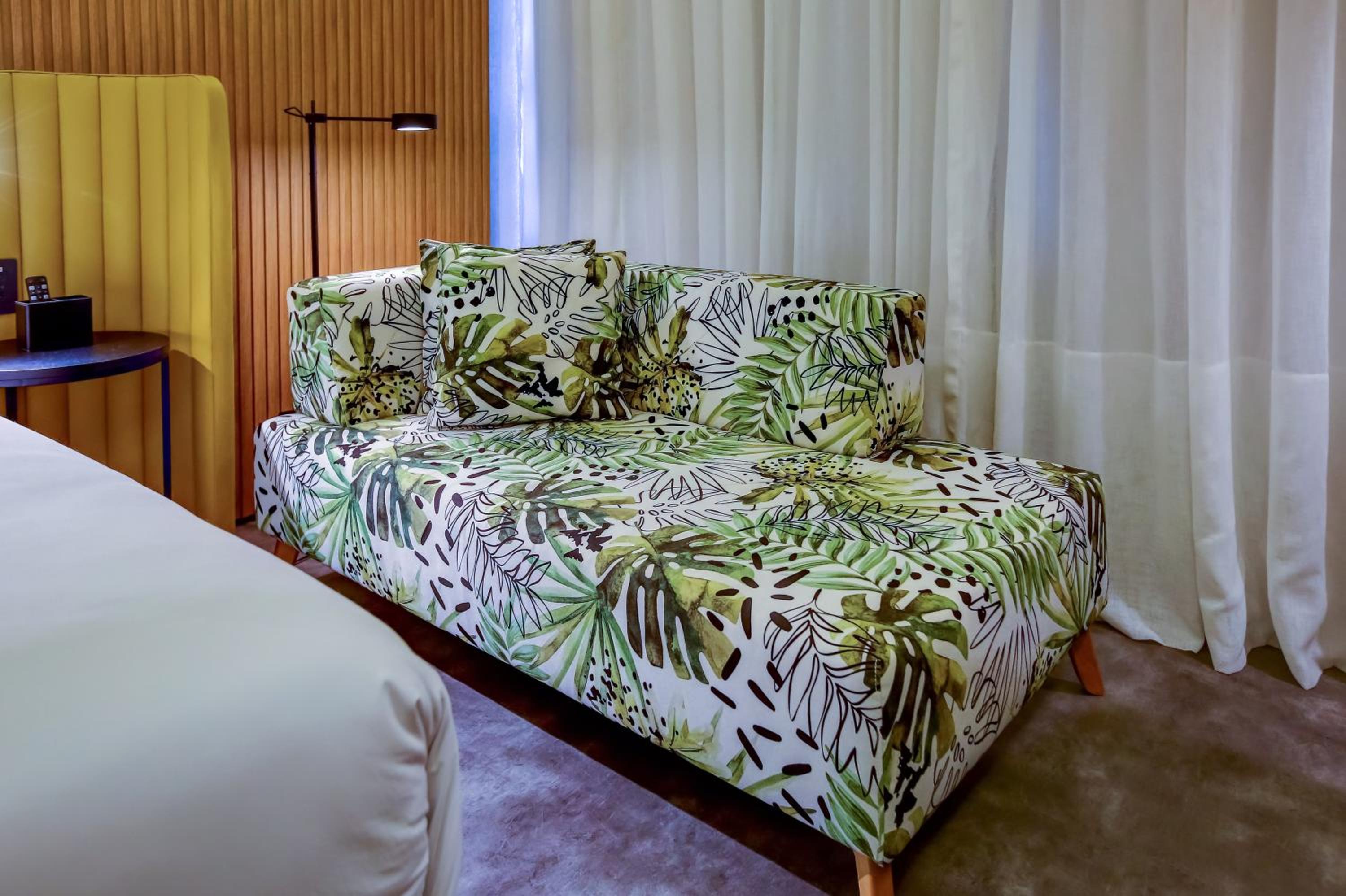 Deluxe King Room - Photo 8