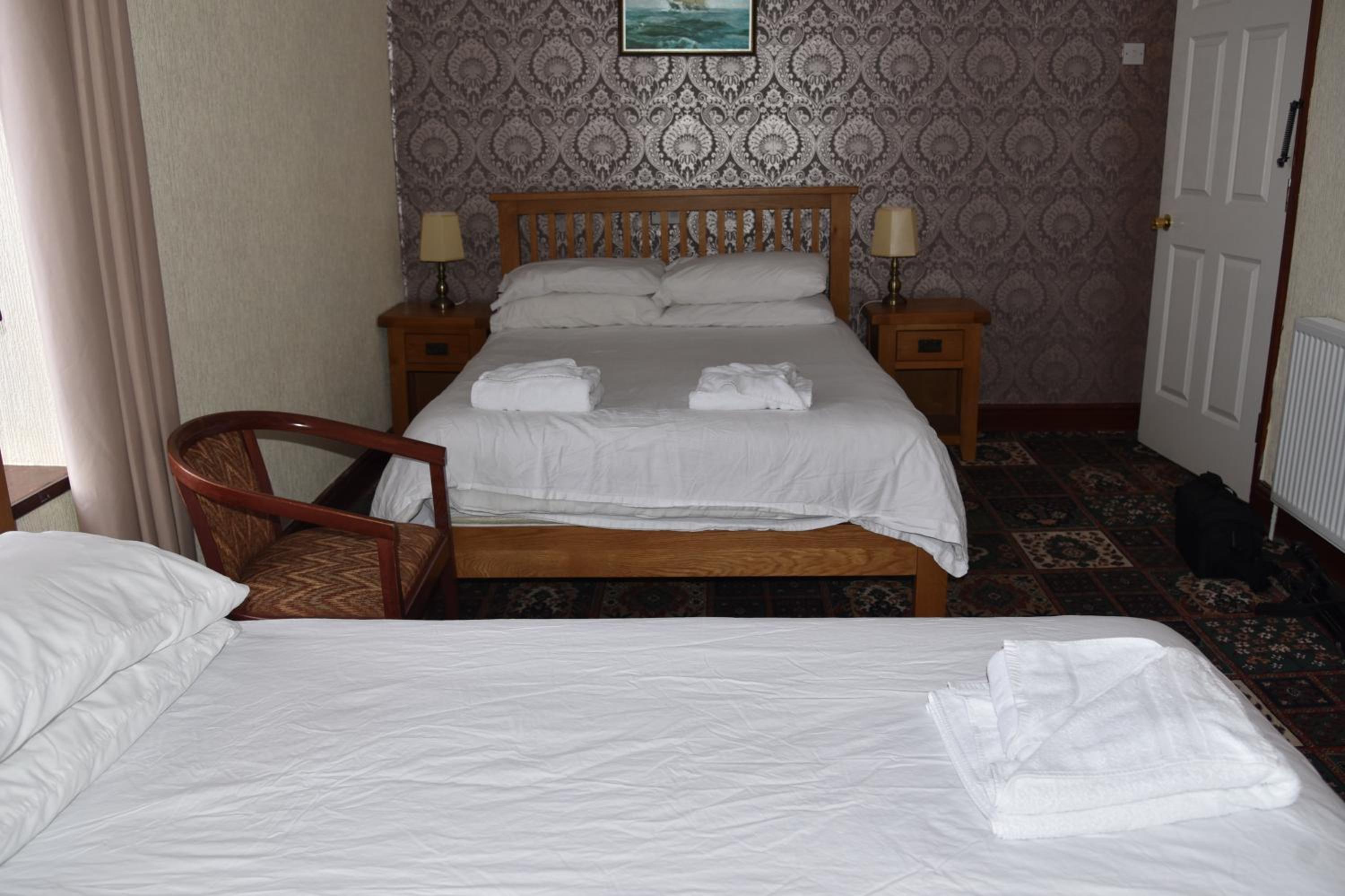 Family Room with Private Bathroom - Photo 3