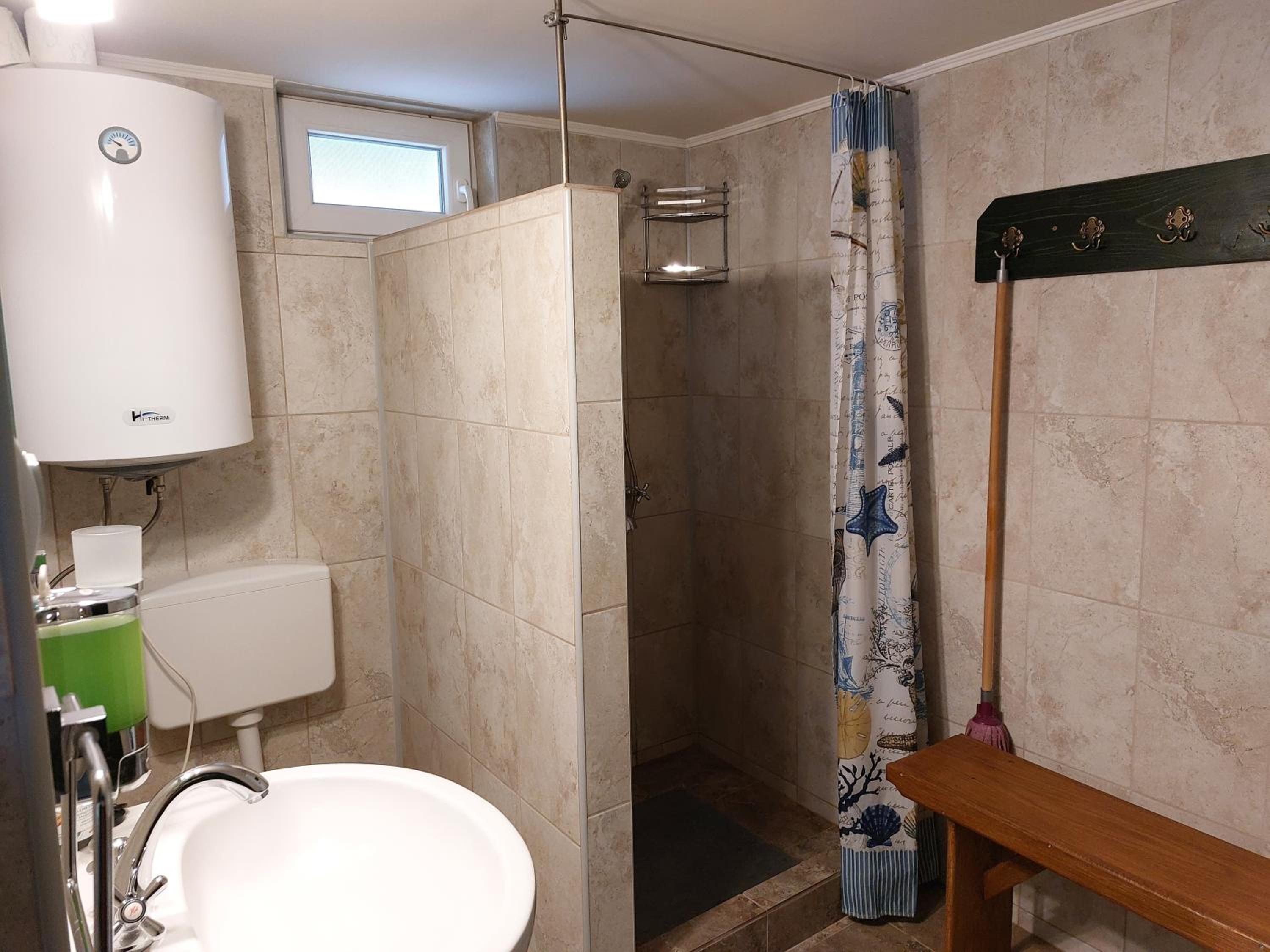 One-Bedroom House - Photo 5