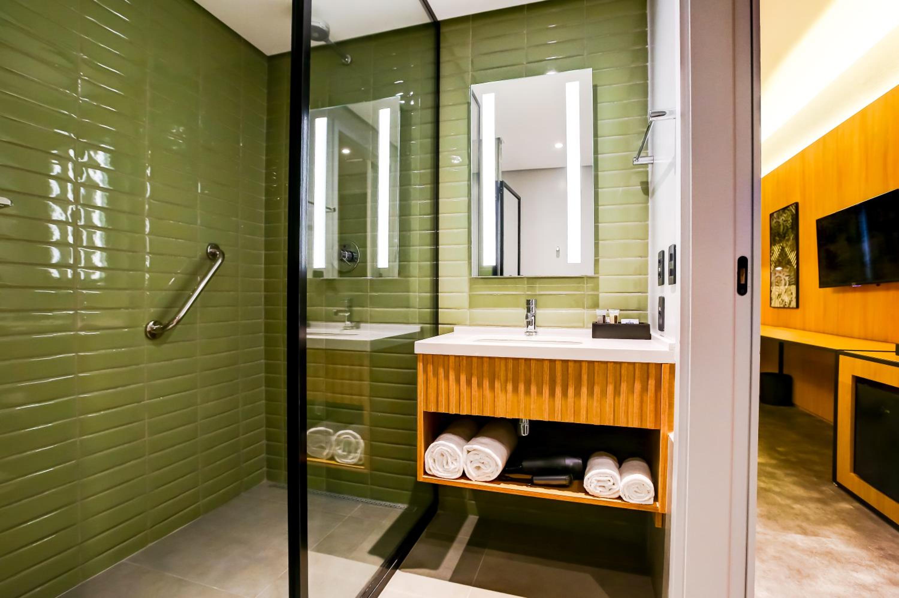 Superior King Room - Photo 13