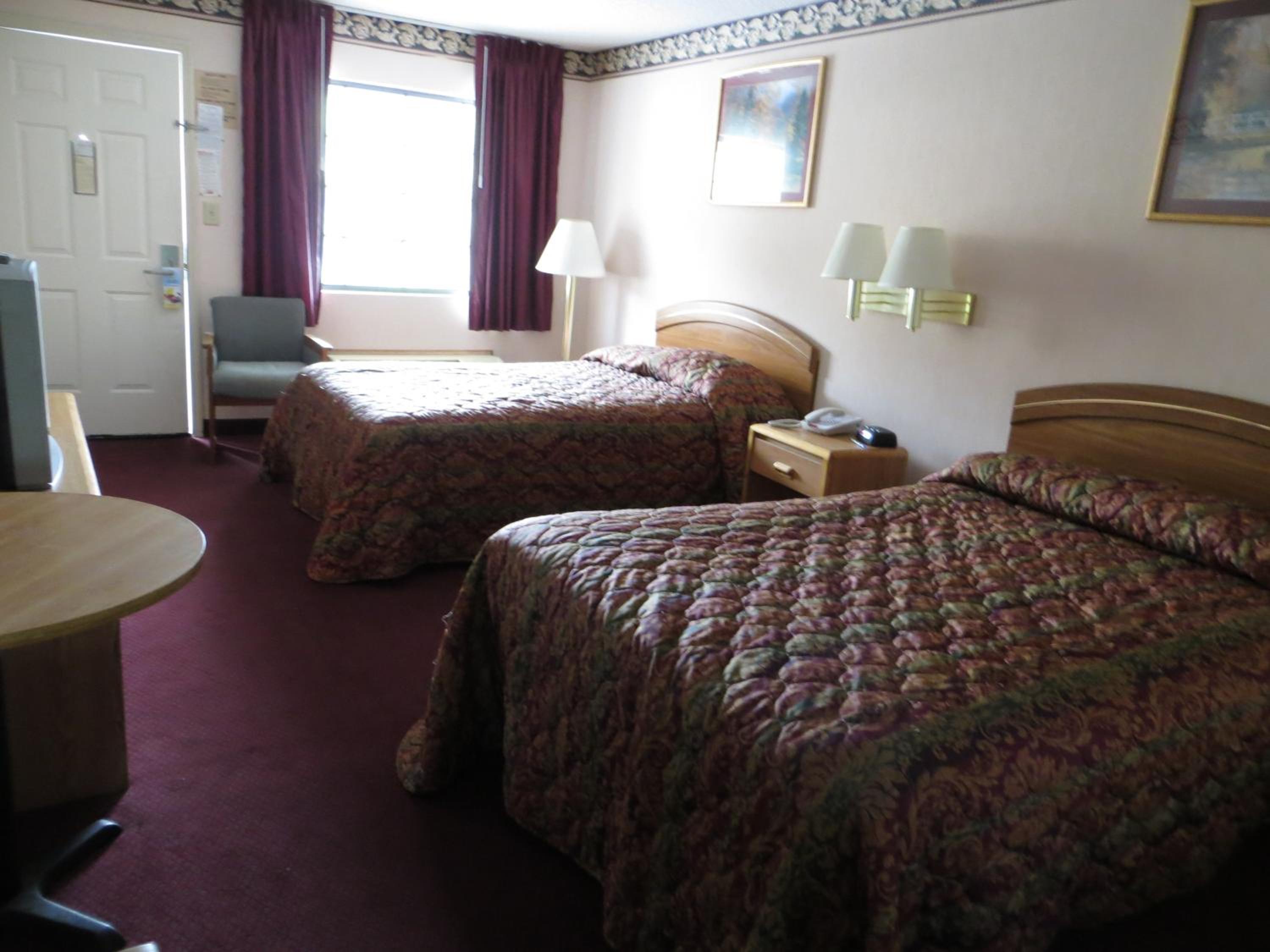 Queen Room with Two Queen Beds - Non-Smoking - Photo 2