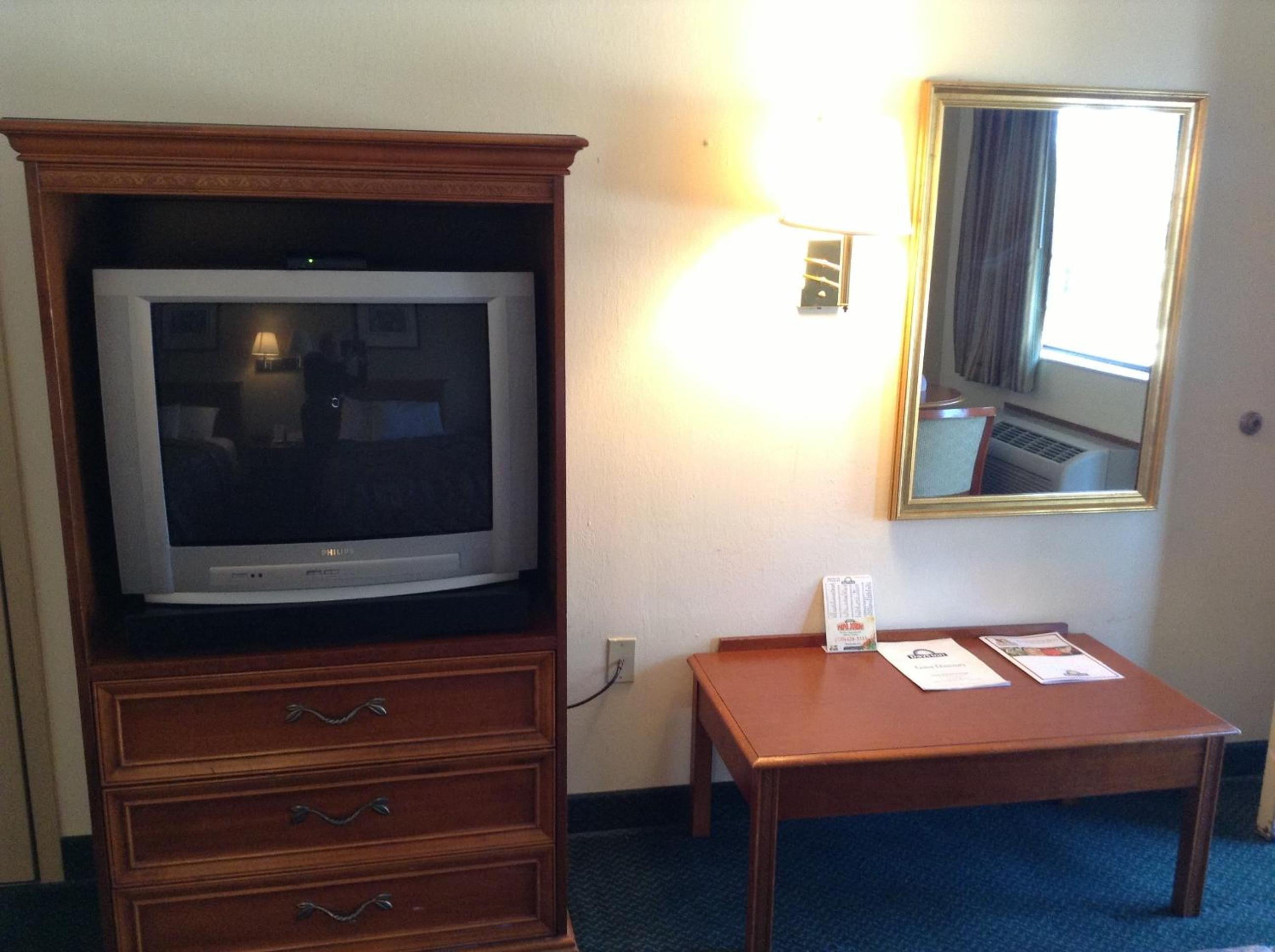 Queen Room with Two Queen Beds - Smoking - Photo 21