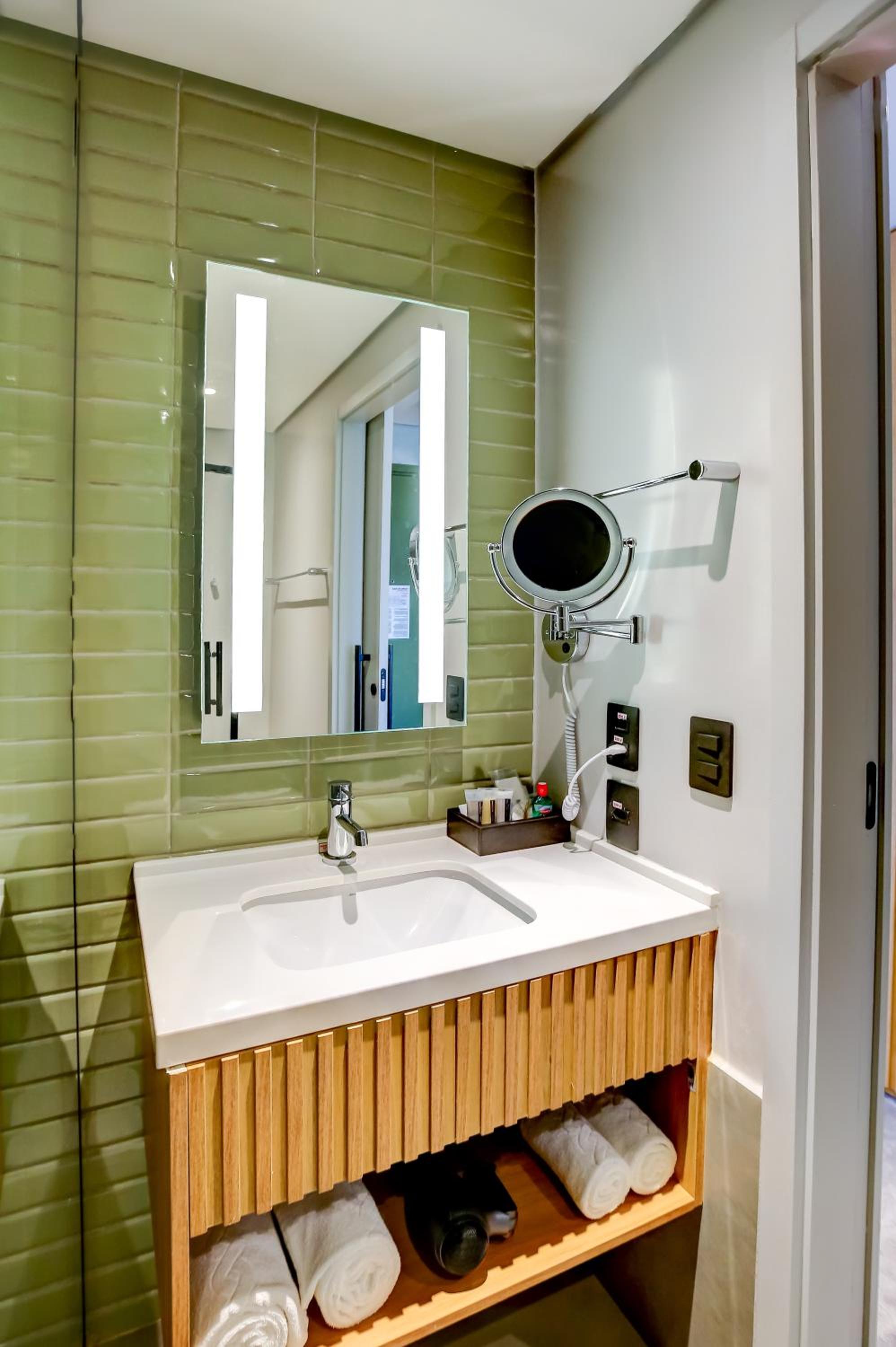 Deluxe King Room - Photo 12