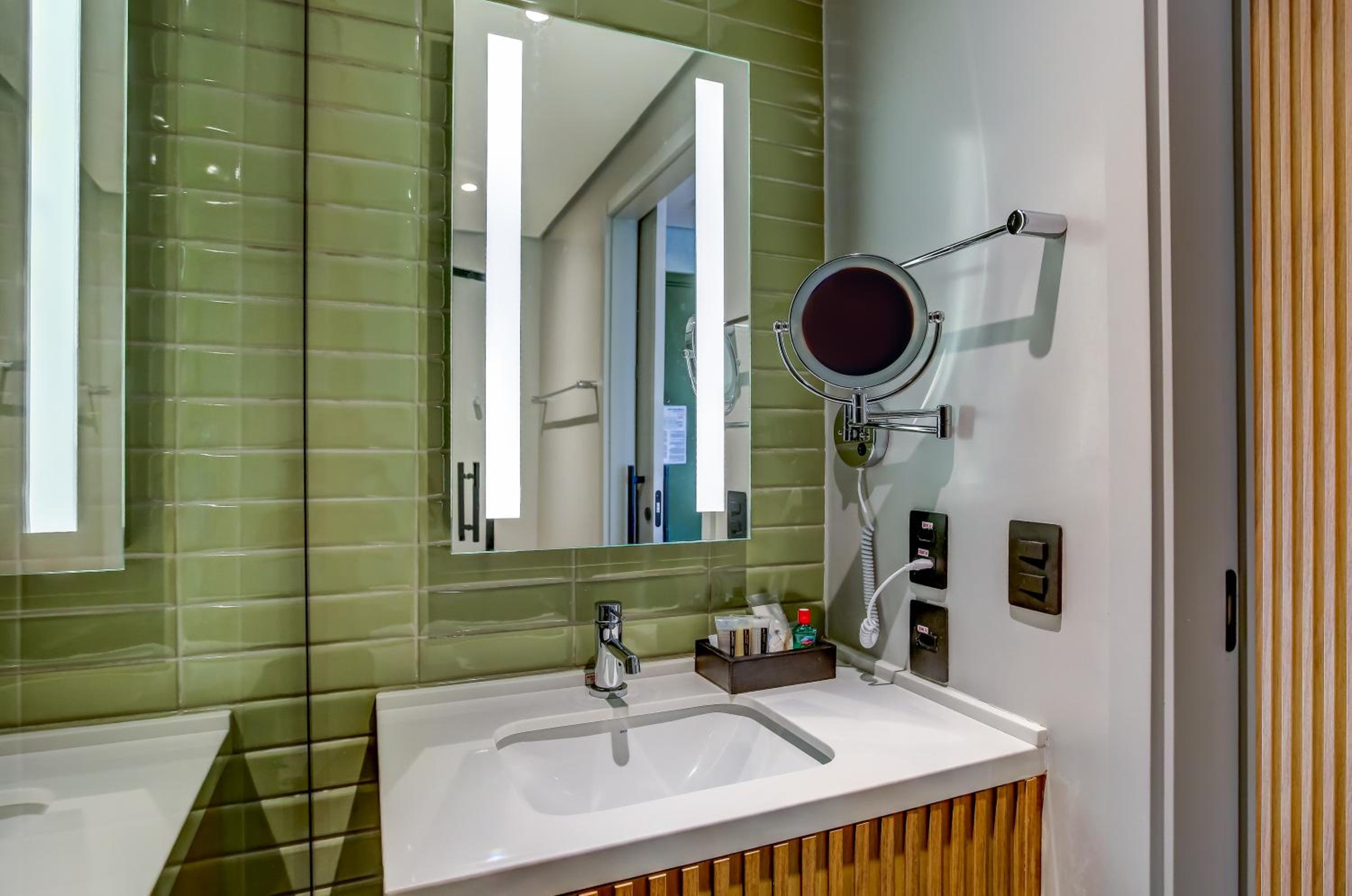Deluxe King Room - Photo 11