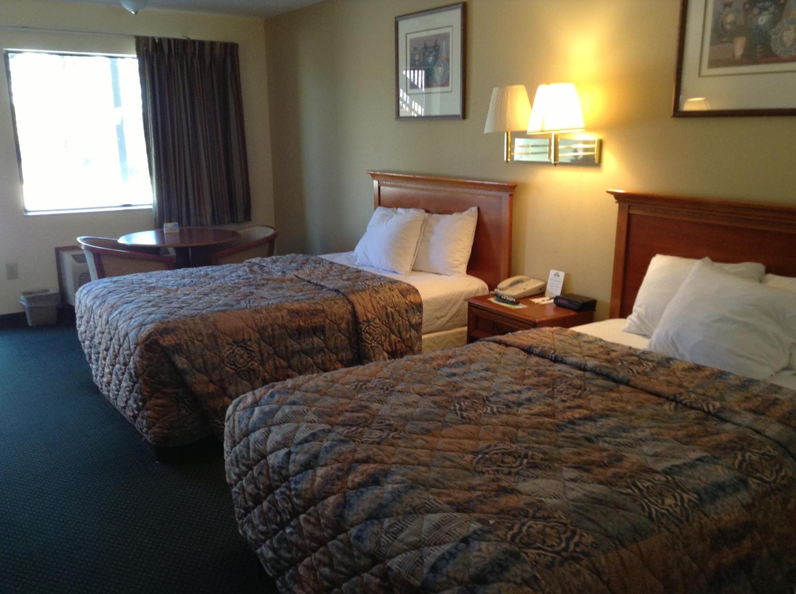 Queen Room with Two Queen Beds - Smoking - Photo 22