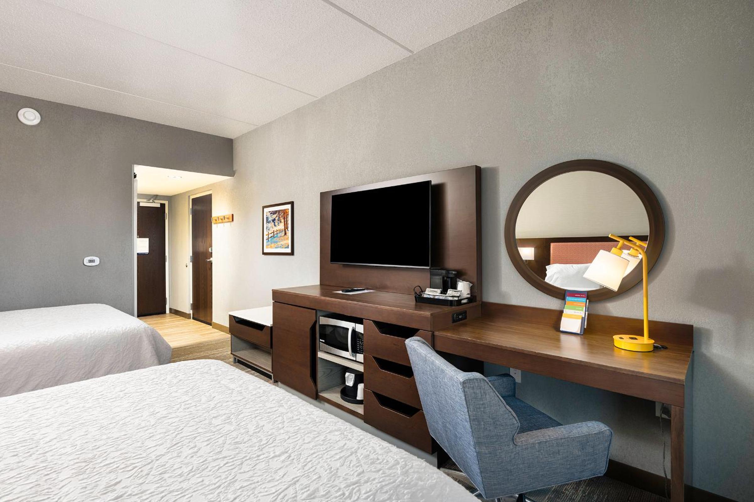 Queen Room with Two Queen Beds - Photo 5