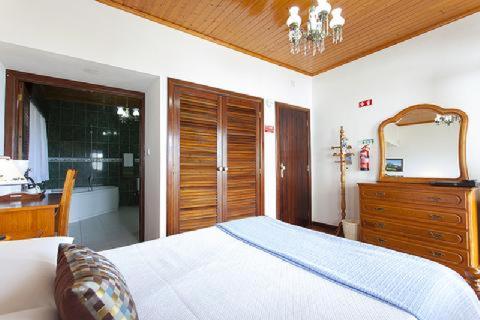 Deluxe Suite with Spa Bath - Photo 2